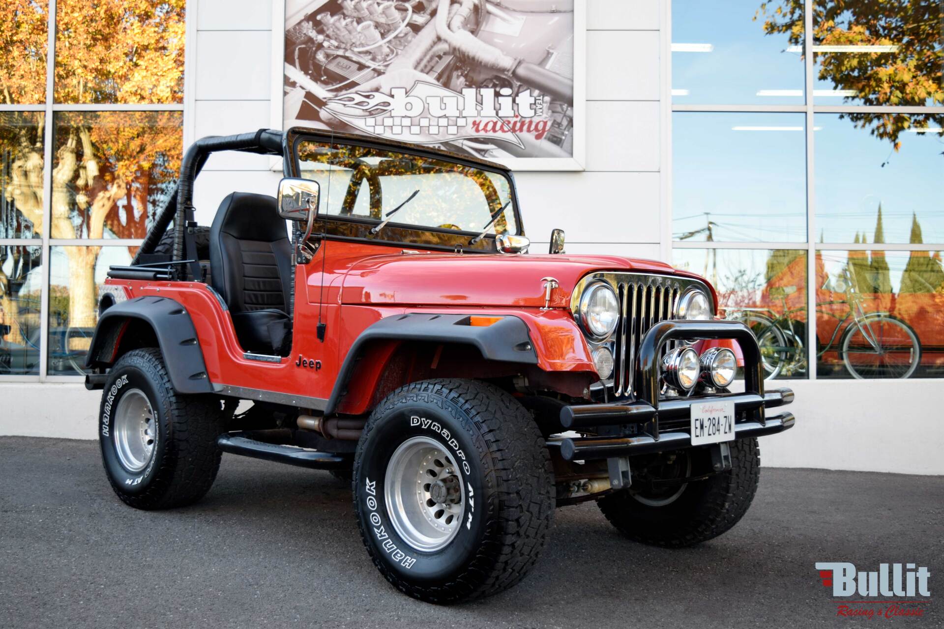 JEEP CJ5 rouge de 1974 vue 3/4 avant droit