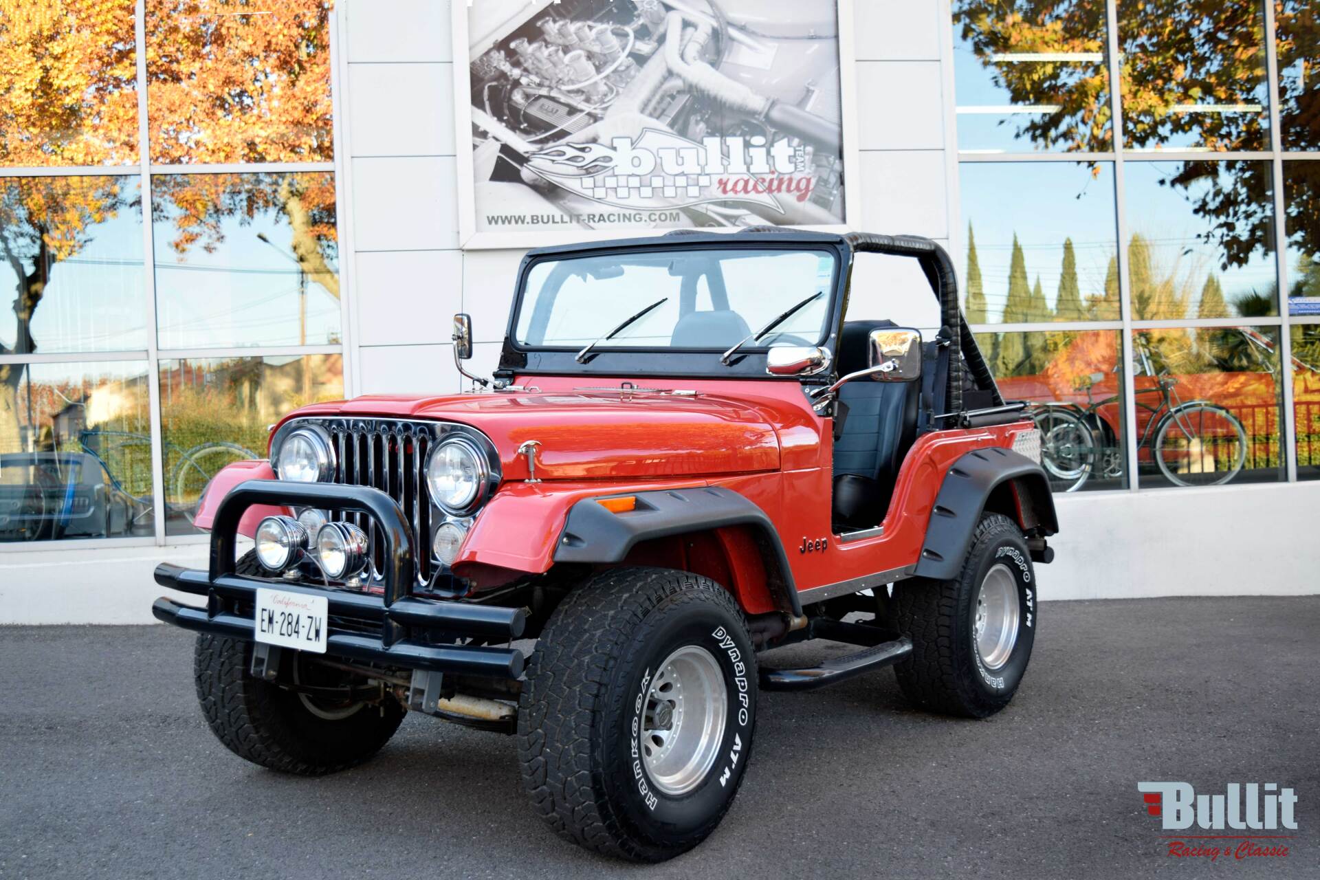 JEEP CJ5 rouge de 1974 vue 3/4 avant gauche