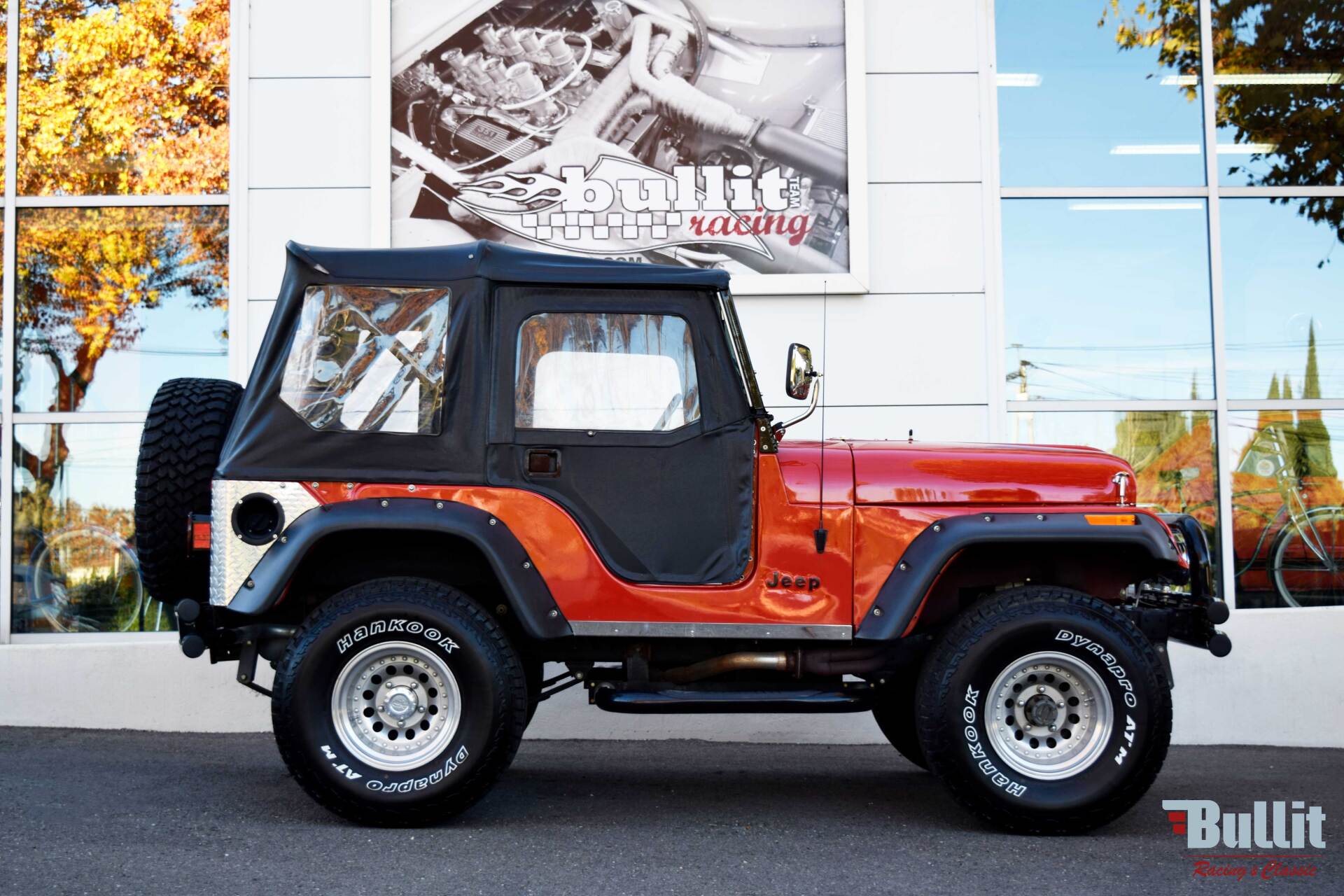 JEEP CJ5 rouge de 1974 vue de profil droit