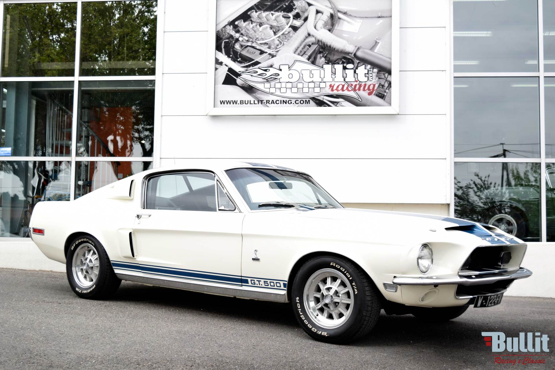 Mustang SHELBY GT 500 de 1968 blanche avec bandes bleues vue de 3/4 avant droit