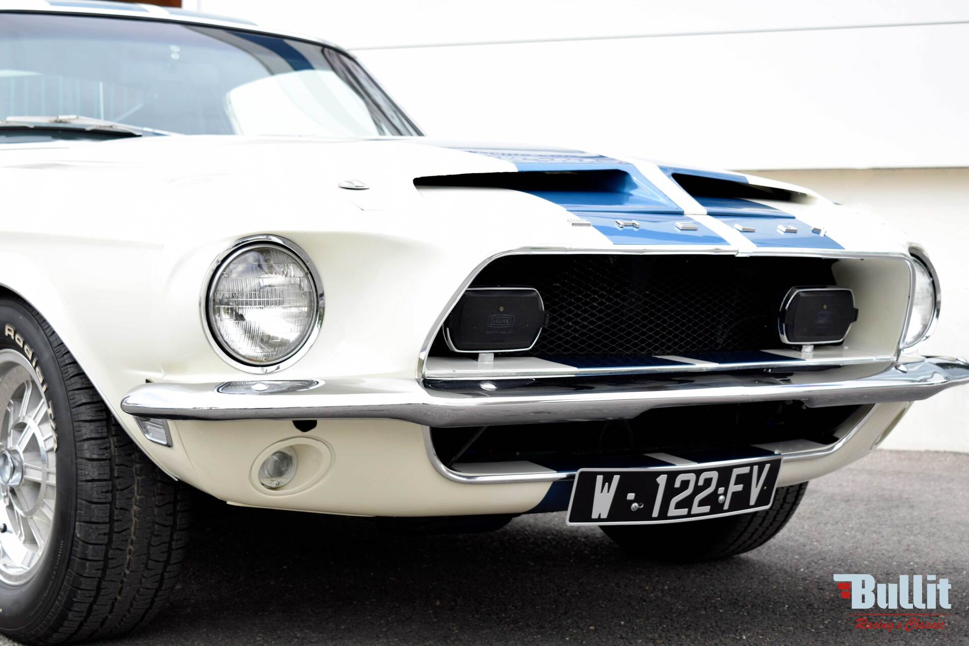 Avant de Mustang SHELBY GT 500 de 1968 blanche avec bandes bleues