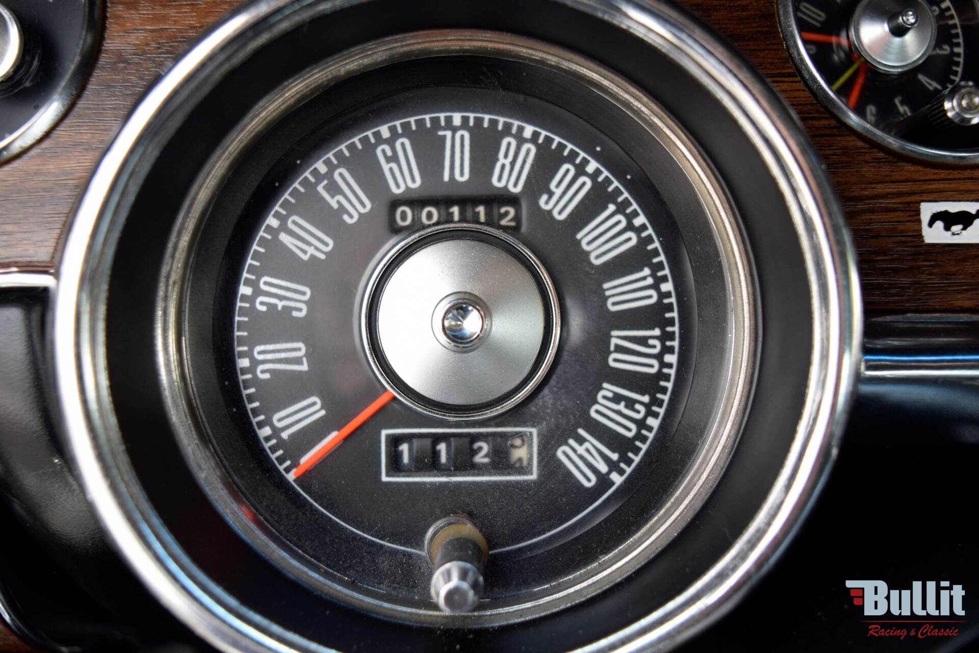 compteur de Mustang SHELBY GT 500 de 1968 blanche avec bandes bleues