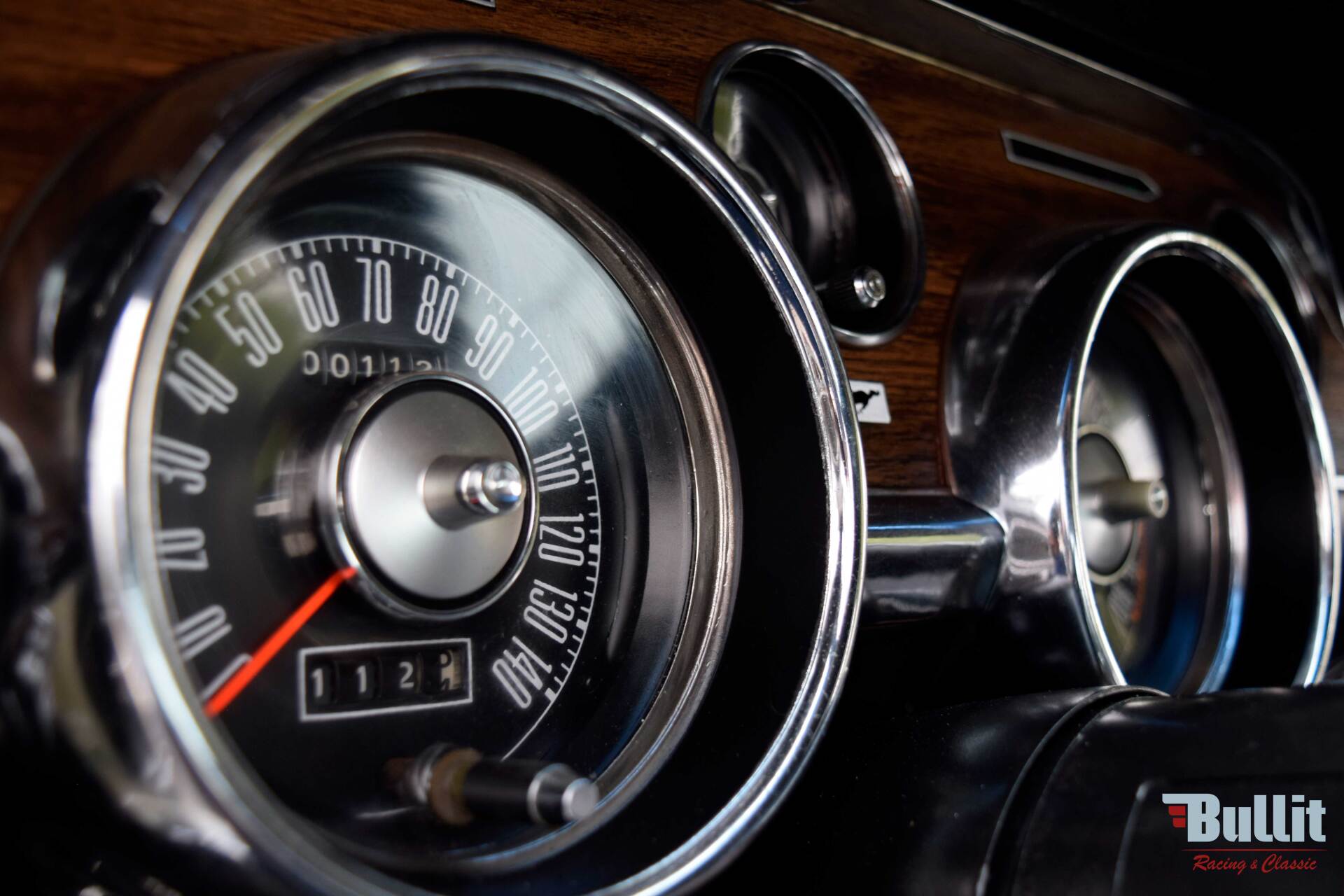 compteurs de Mustang SHELBY GT 500 de 1968 blanche avec bandes bleues