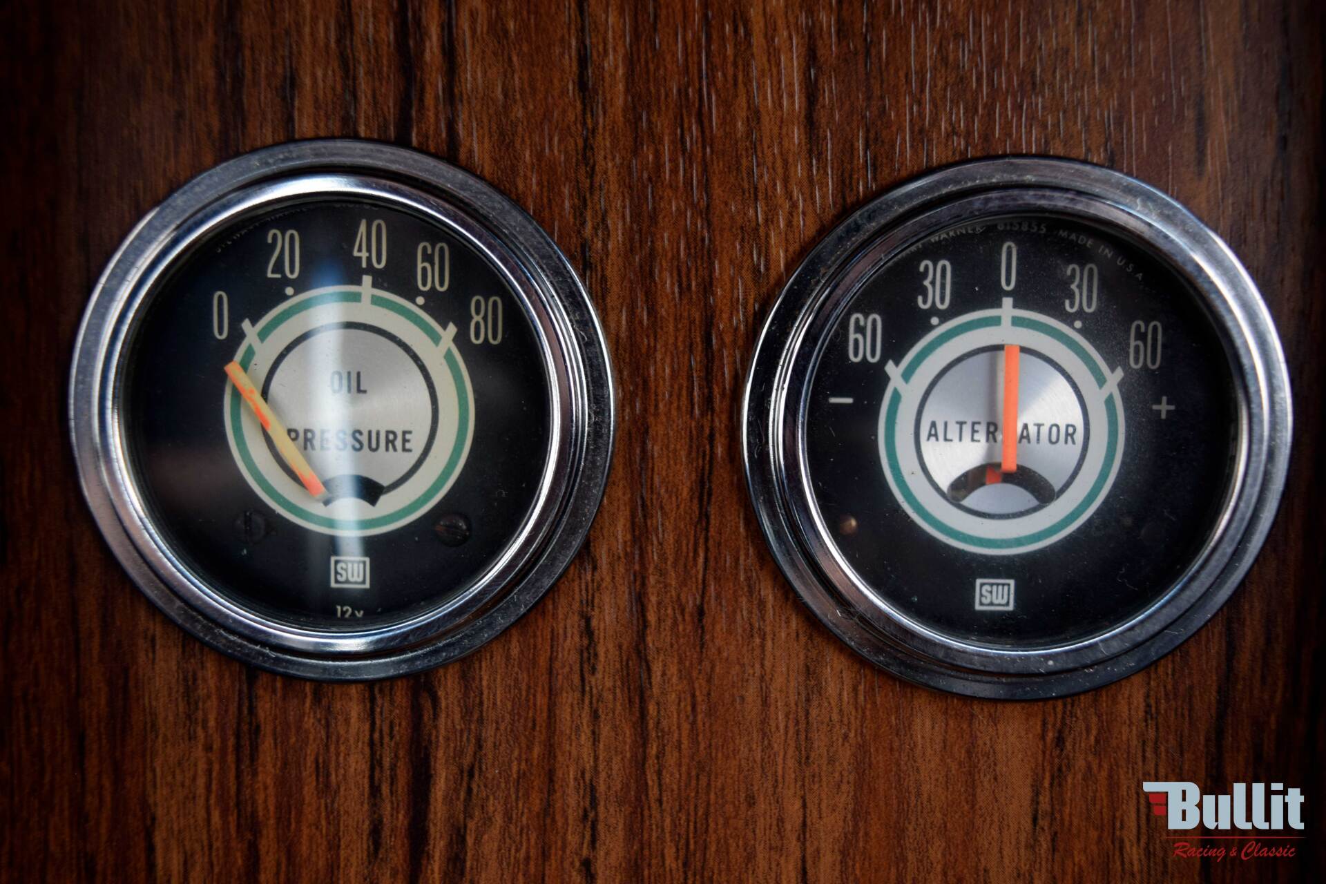 jauge d'huile et compte tours de Mustang SHELBY GT 500 de 1968 blanche avec bandes bleues