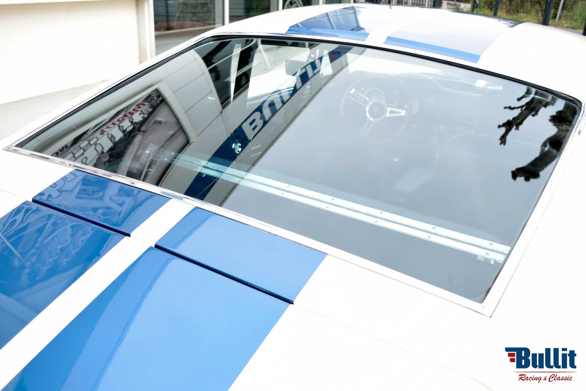 pare brise arrière de Mustang SHELBY GT 500 de 1968 blanche avec bandes bleues
