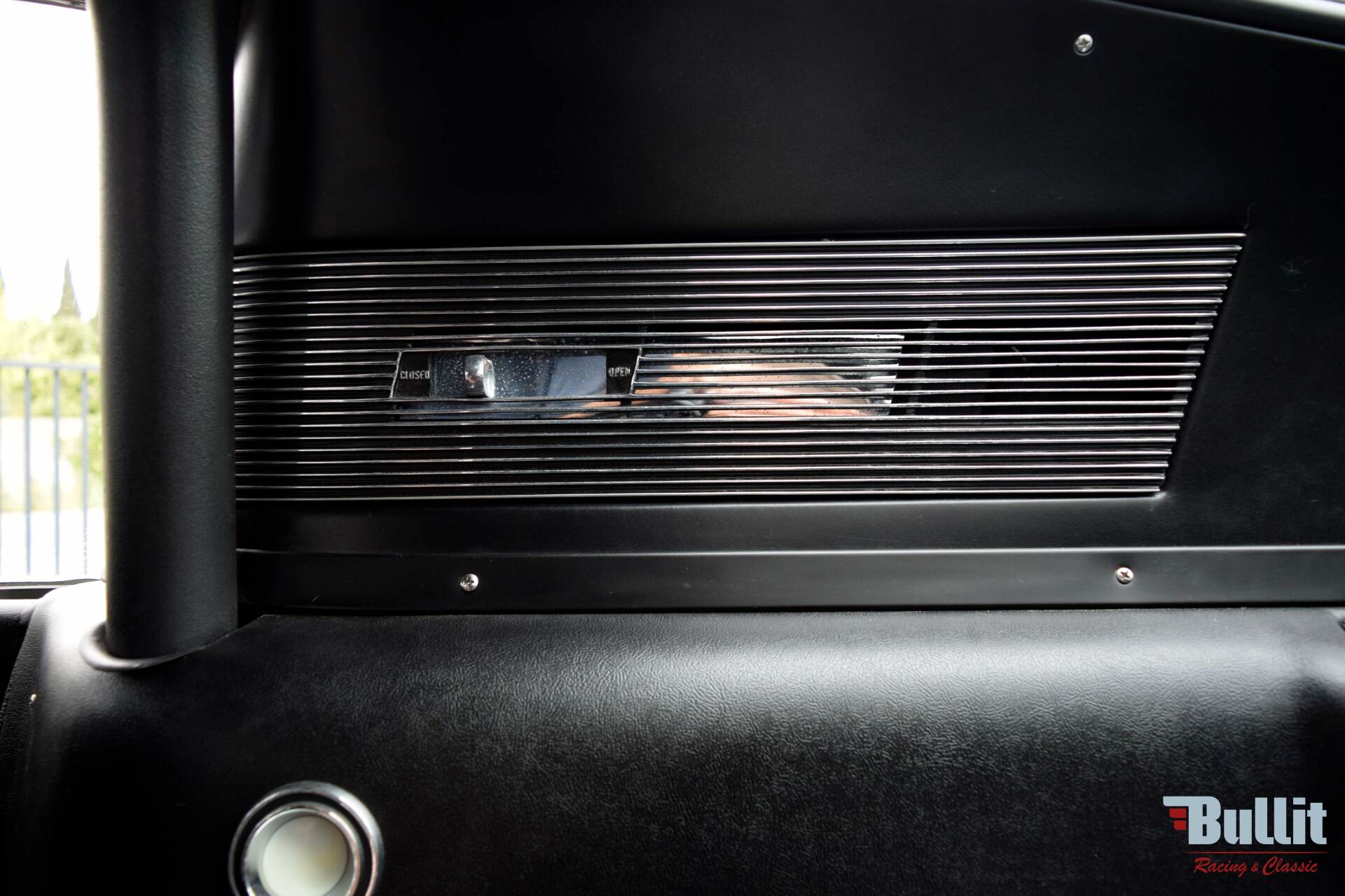 détail Mustang SHELBY GT 500 de 1968 blanche avec bandes bleues