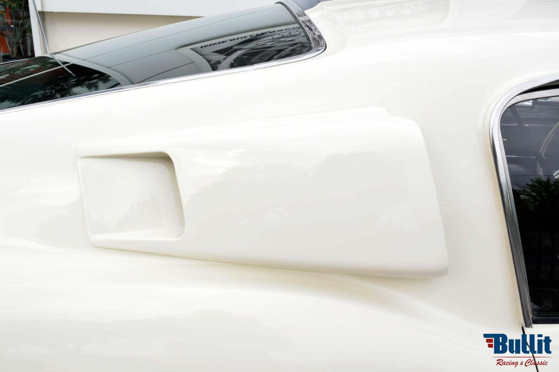 détail prise d'air de Mustang SHELBY GT 500 de 1968 blanche avec bandes bleues