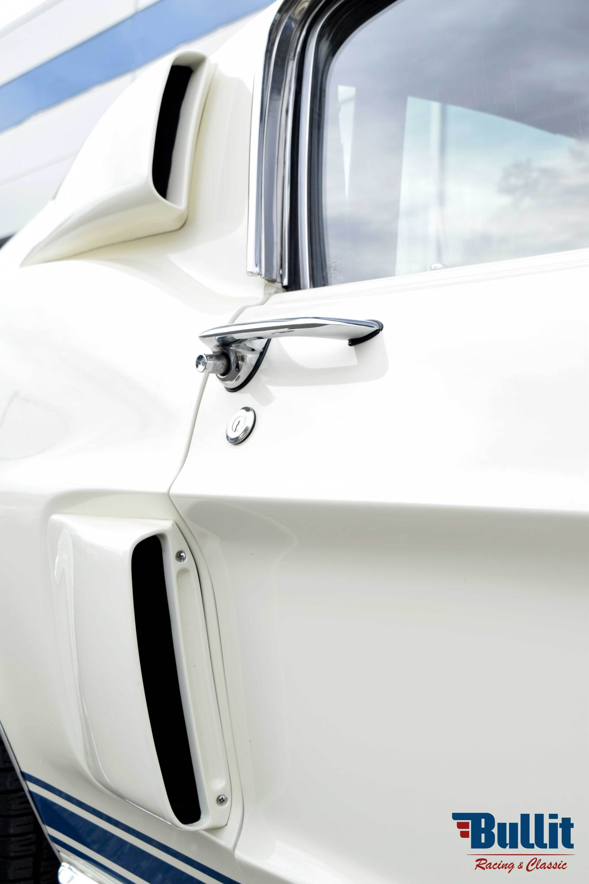 prises d'air de Mustang SHELBY GT 500 de 1968 blanche avec bandes bleues