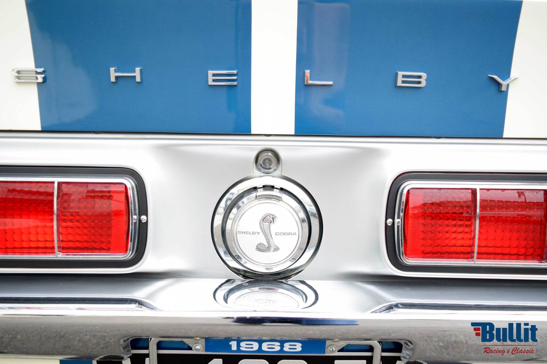 bouchon essence de Mustang SHELBY GT 500 de 1968 blanche avec bandes bleues