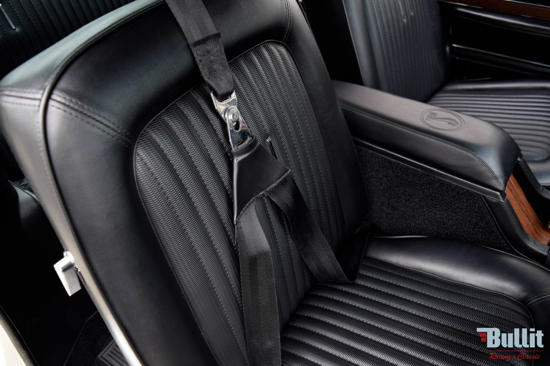 harnais d'épaules de Mustang SHELBY GT 500 de 1968 blanche avec bandes bleues