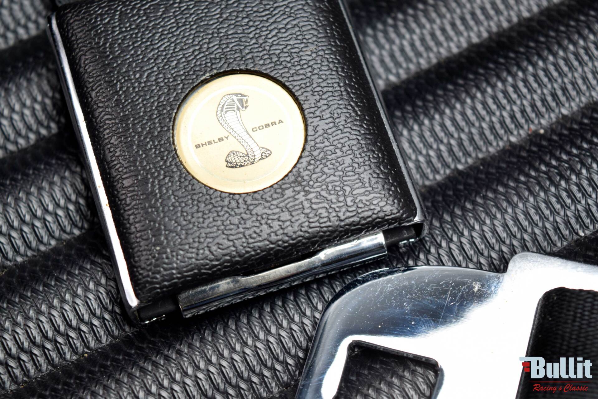 cobra sur ceinture de sécurité de Mustang SHELBY GT 500 de 1968 blanche avec bandes bleues