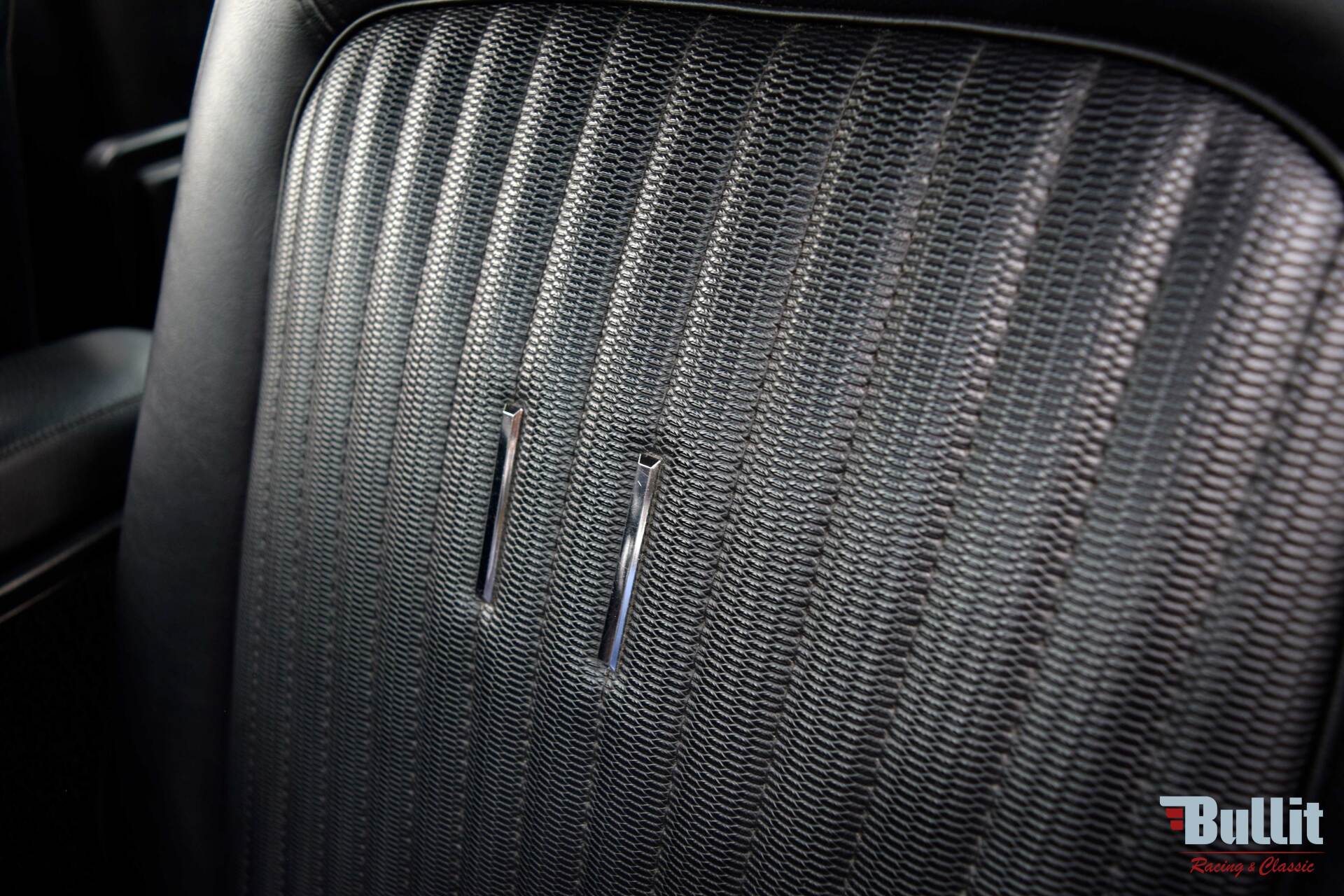 Détail siège de Mustang SHELBY GT 500 de 1968 blanche avec bandes bleues