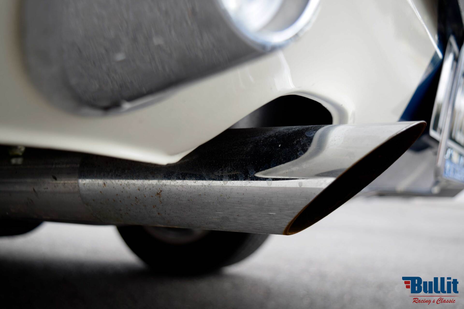 échappements de Mustang SHELBY GT 500 de 1968 blanche avec bandes bleues