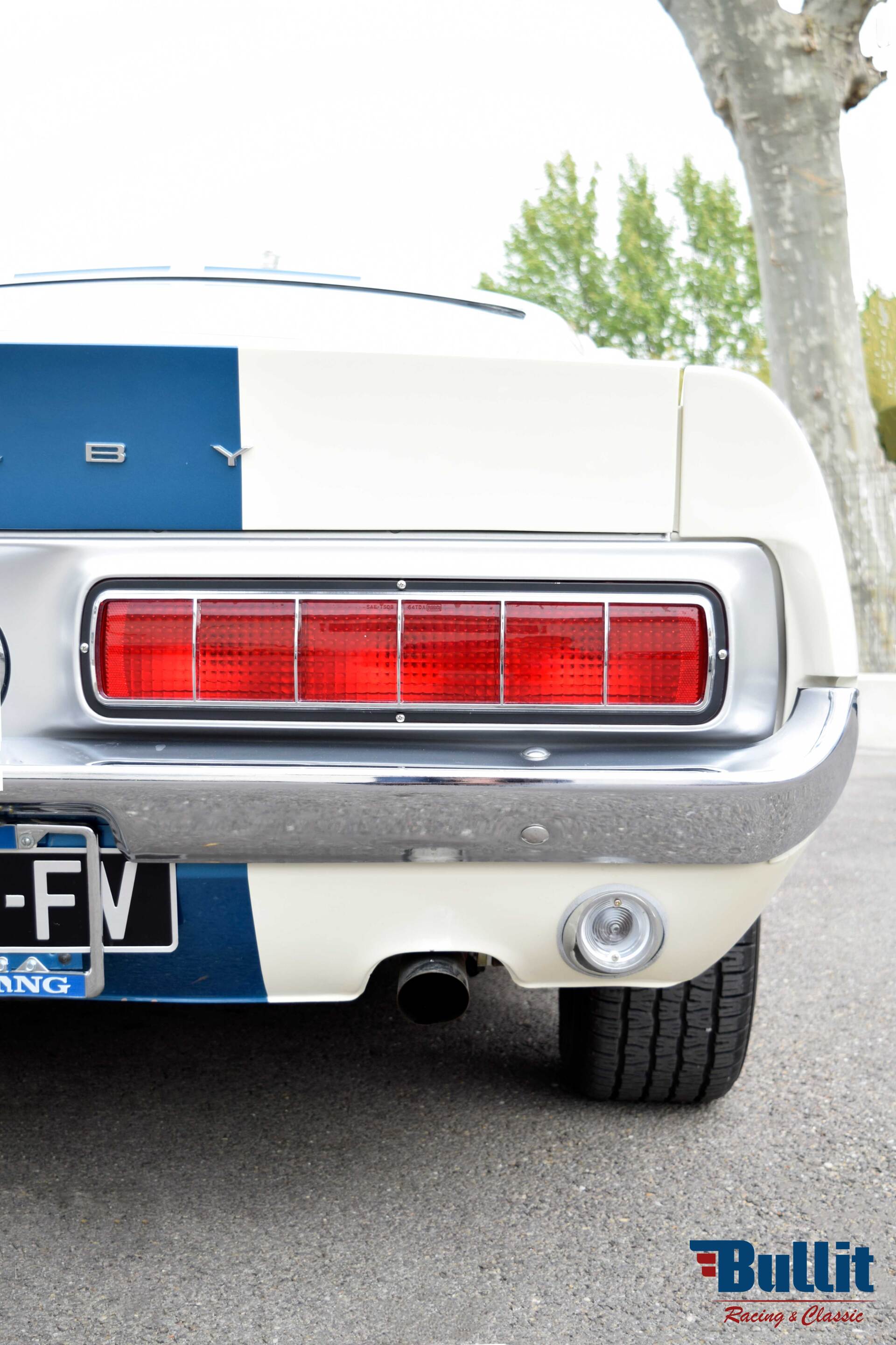 feu arrière de Mustang SHELBY GT 500 de 1968 blanche avec bandes bleues