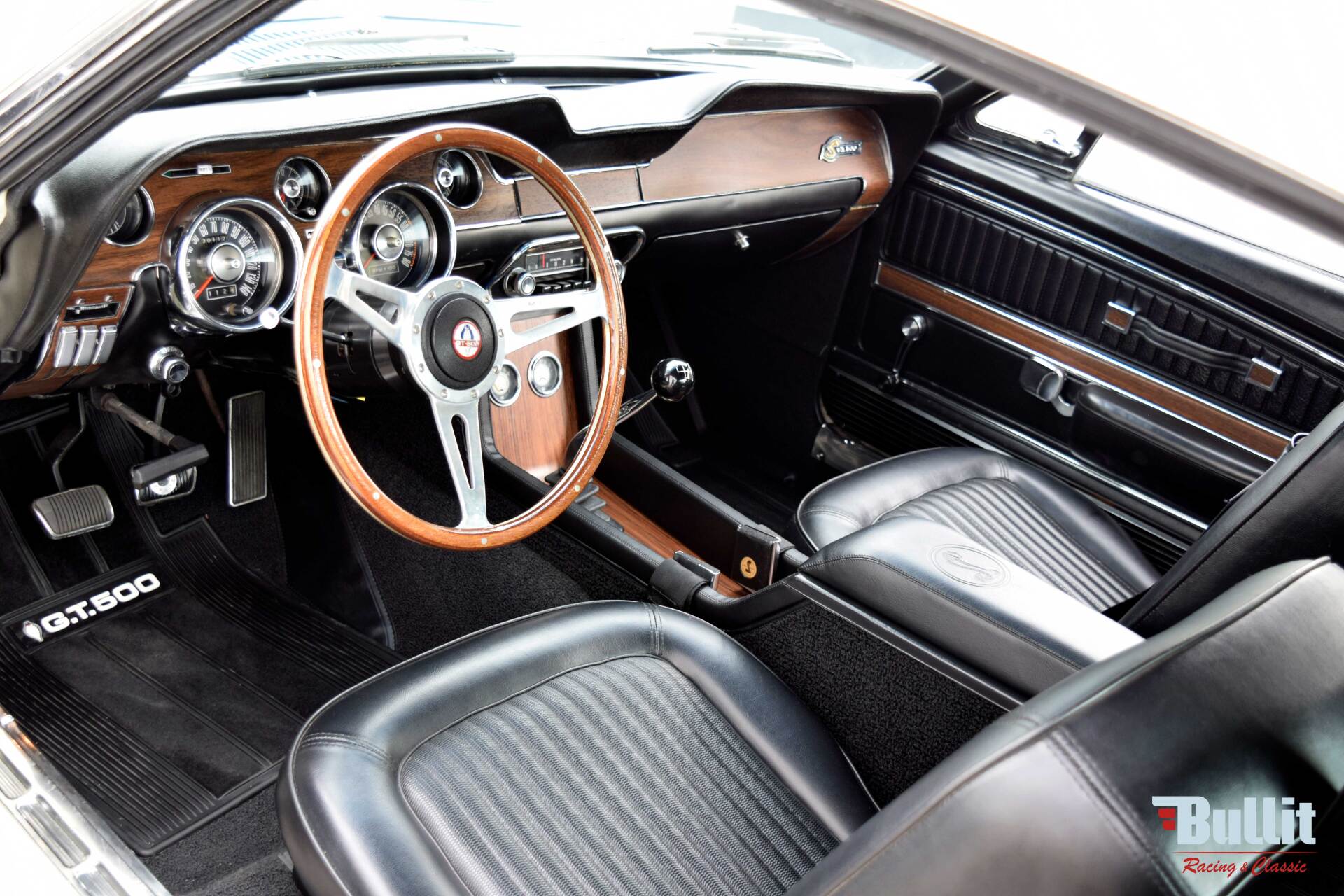 intérieur de Mustang SHELBY GT 500 de 1968 blanche avec bandes bleues