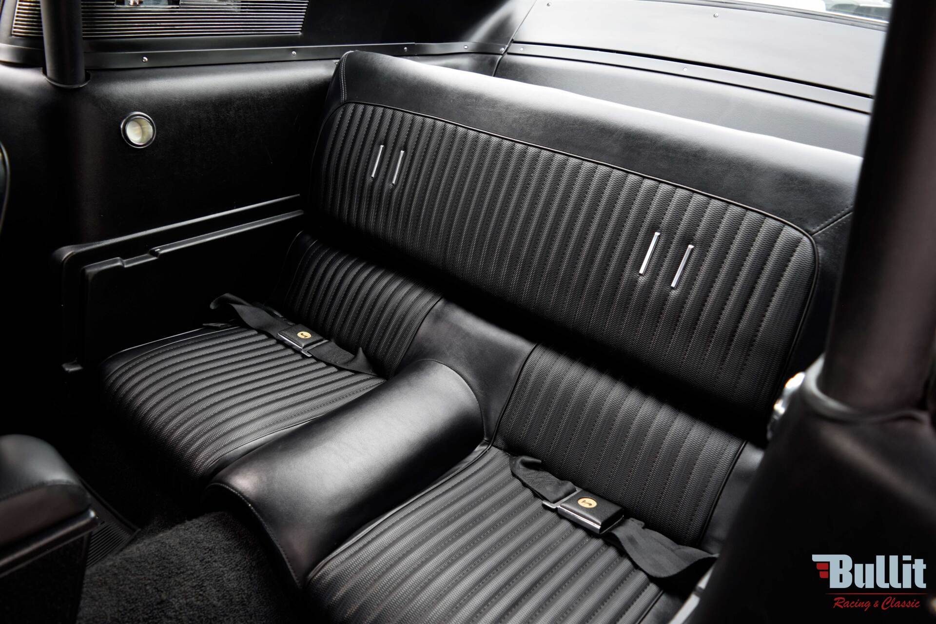 banquette arrière de Mustang SHELBY GT 500 de 1968 blanche avec bandes bleues