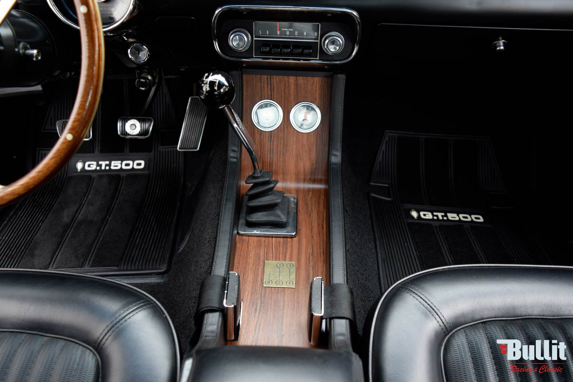 console centrale de Mustang SHELBY GT 500 de 1968 blanche avec bandes bleues