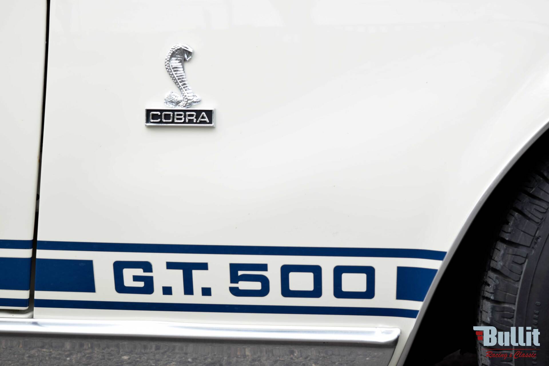 logo de Mustang SHELBY GT 500 de 1968 blanche avec bandes bleues