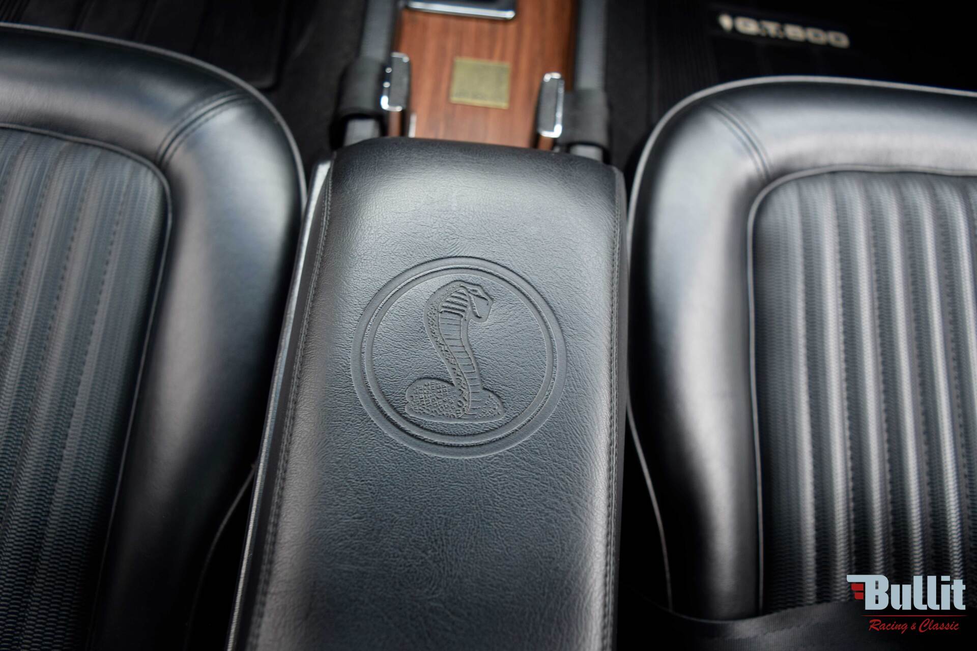 détail sièges de Mustang SHELBY GT 500 de 1968 blanche avec bandes bleues