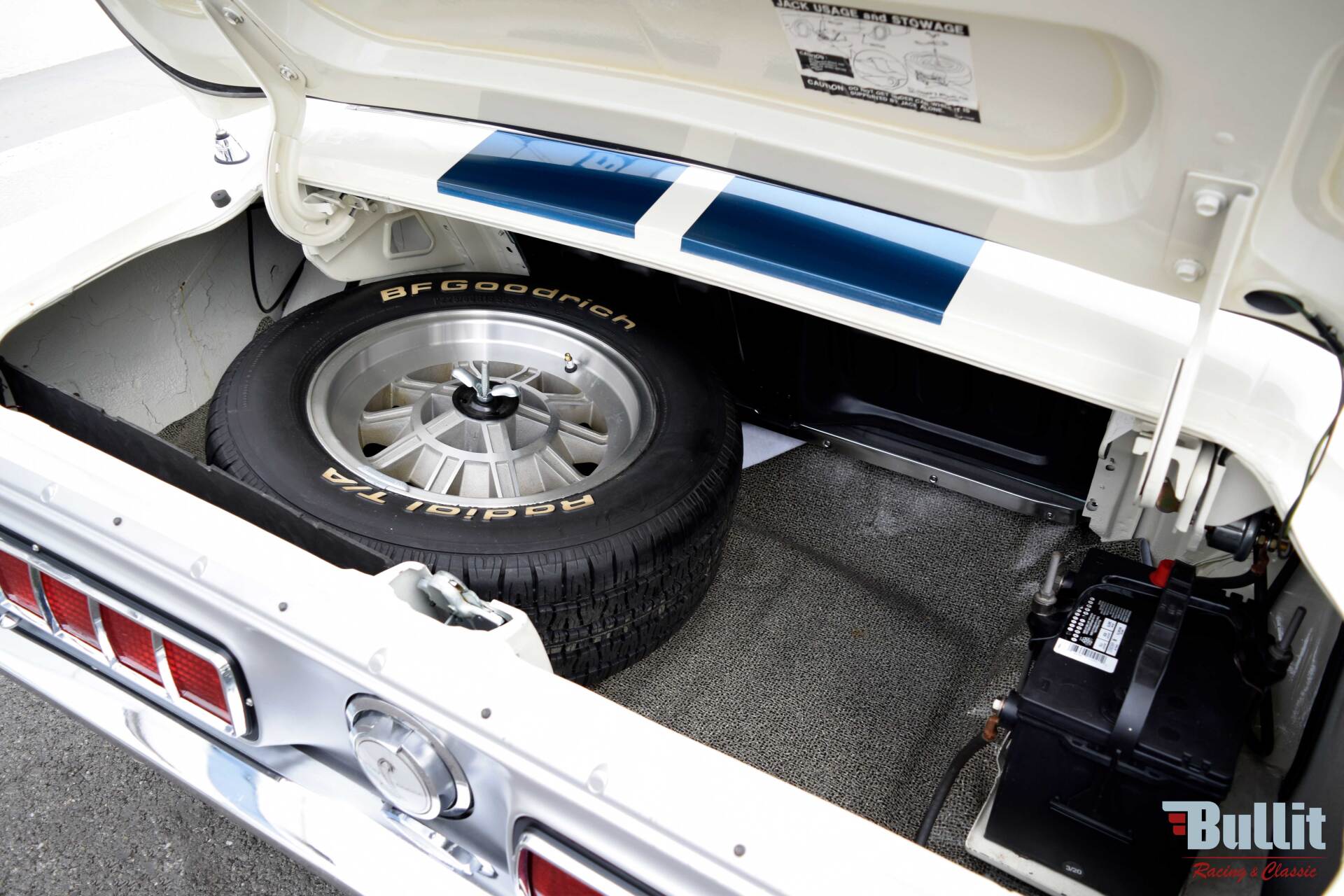 malle arrière de Mustang SHELBY GT 500 de 1968 blanche avec bandes bleues