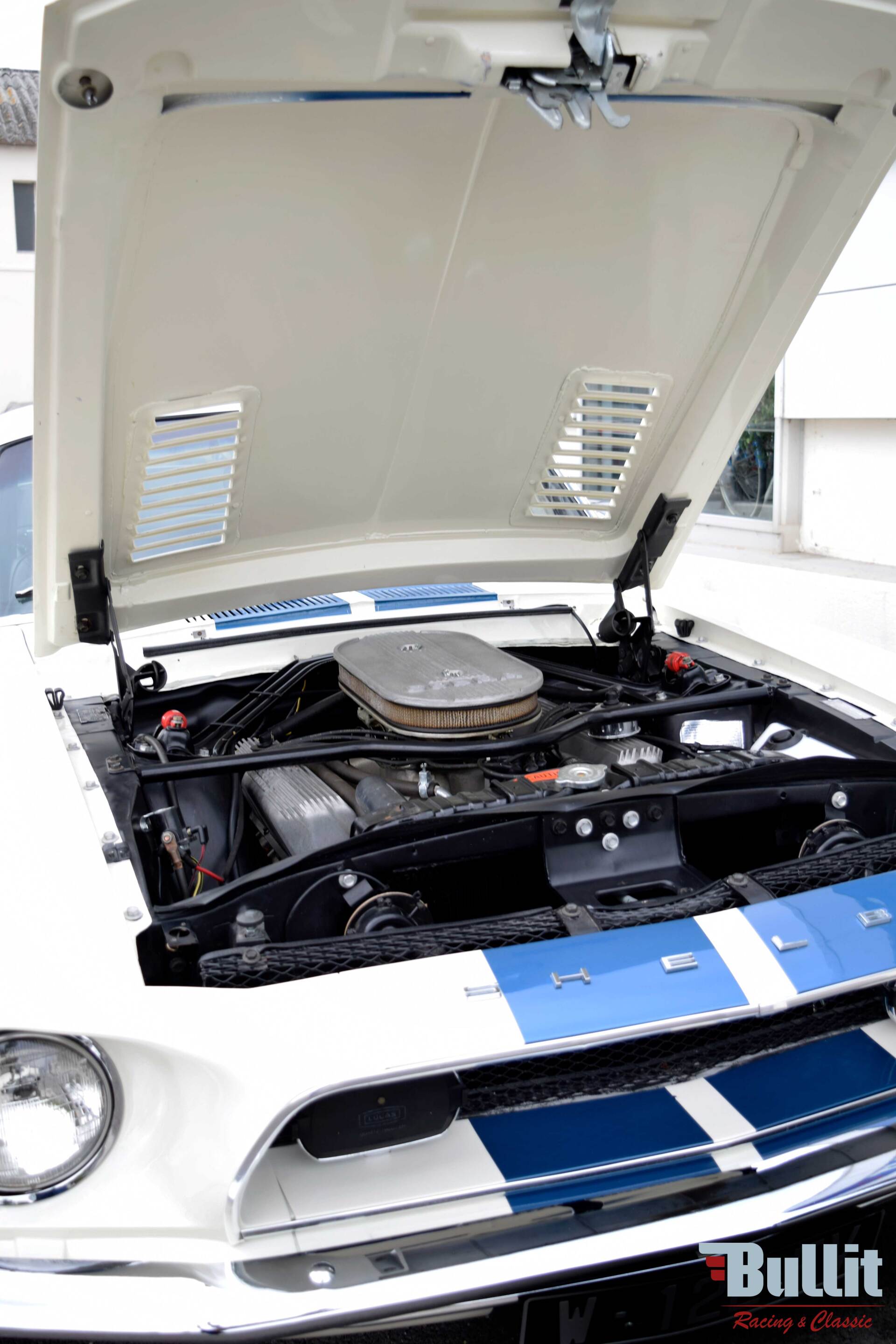 moteur V8 428 ci de Mustang SHELBY GT 500 de 1968 blanche avec bandes bleues