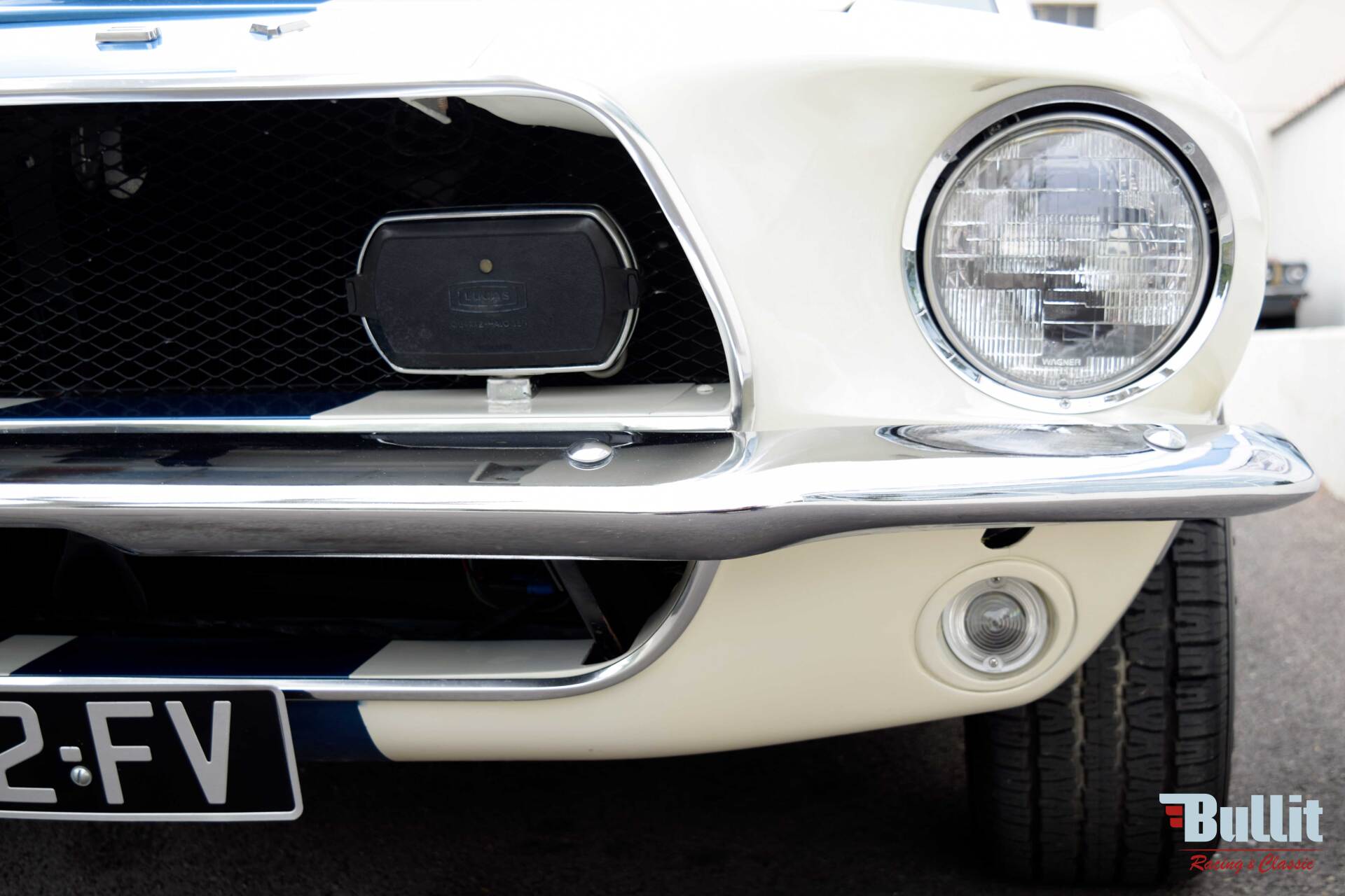 Phare Mustang SHELBY GT 500 de 1968 blanche avec bandes bleues