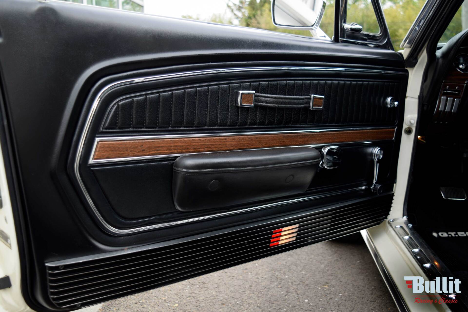 portière de Mustang SHELBY GT 500 de 1968 blanche avec bandes bleues