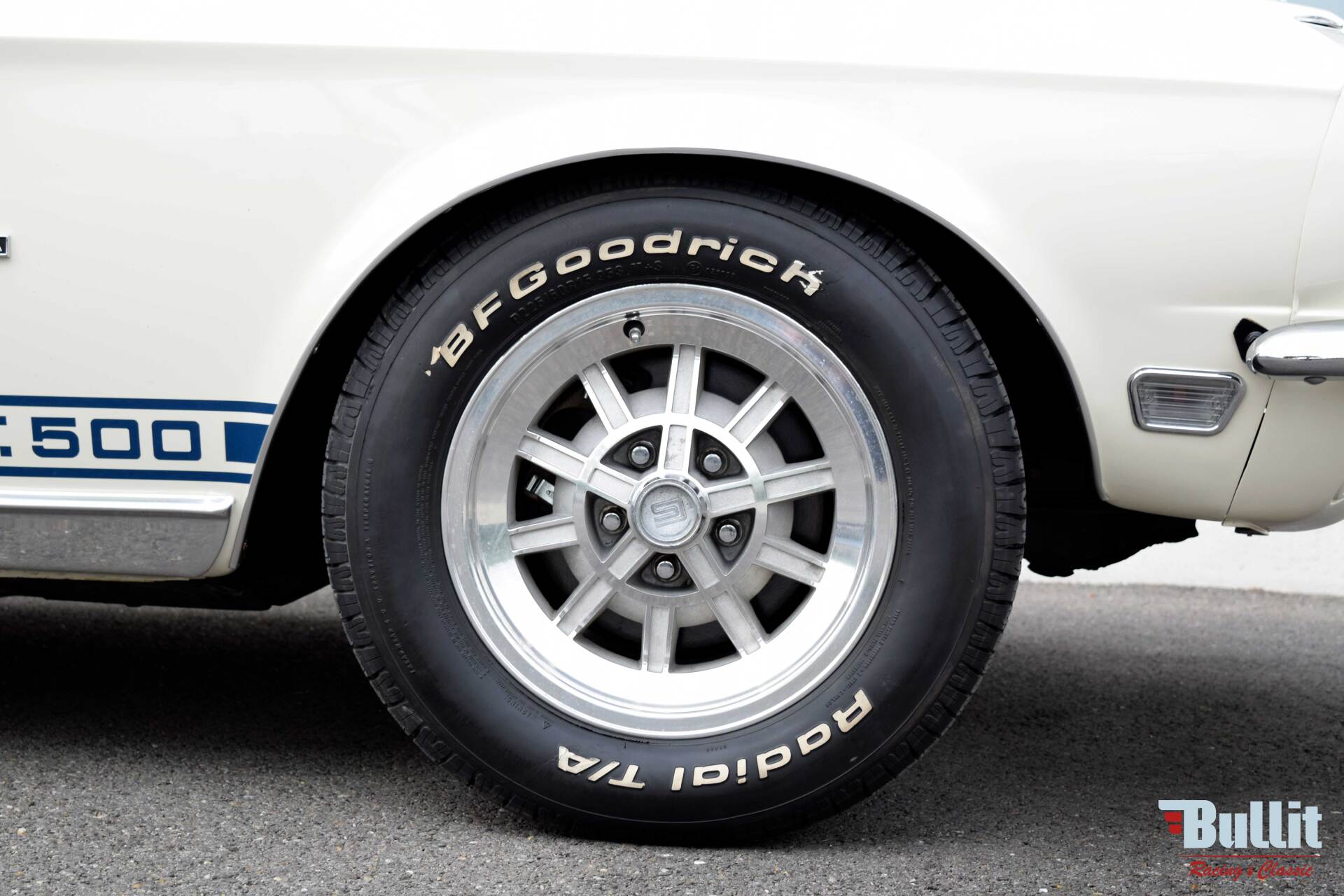 roue de Mustang SHELBY GT 500 de 1968 blanche avec bandes bleues