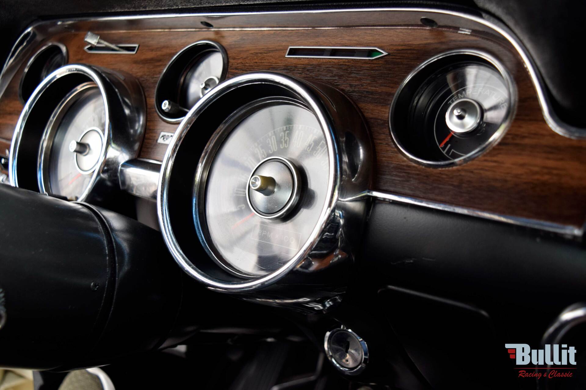 compteurs de Mustang SHELBY GT 500 de 1968 blanche avec bandes bleues