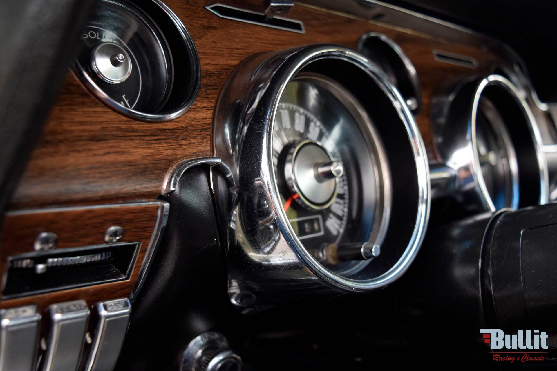 détail compteurs de Mustang SHELBY GT 500 de 1968 blanche avec bandes bleues