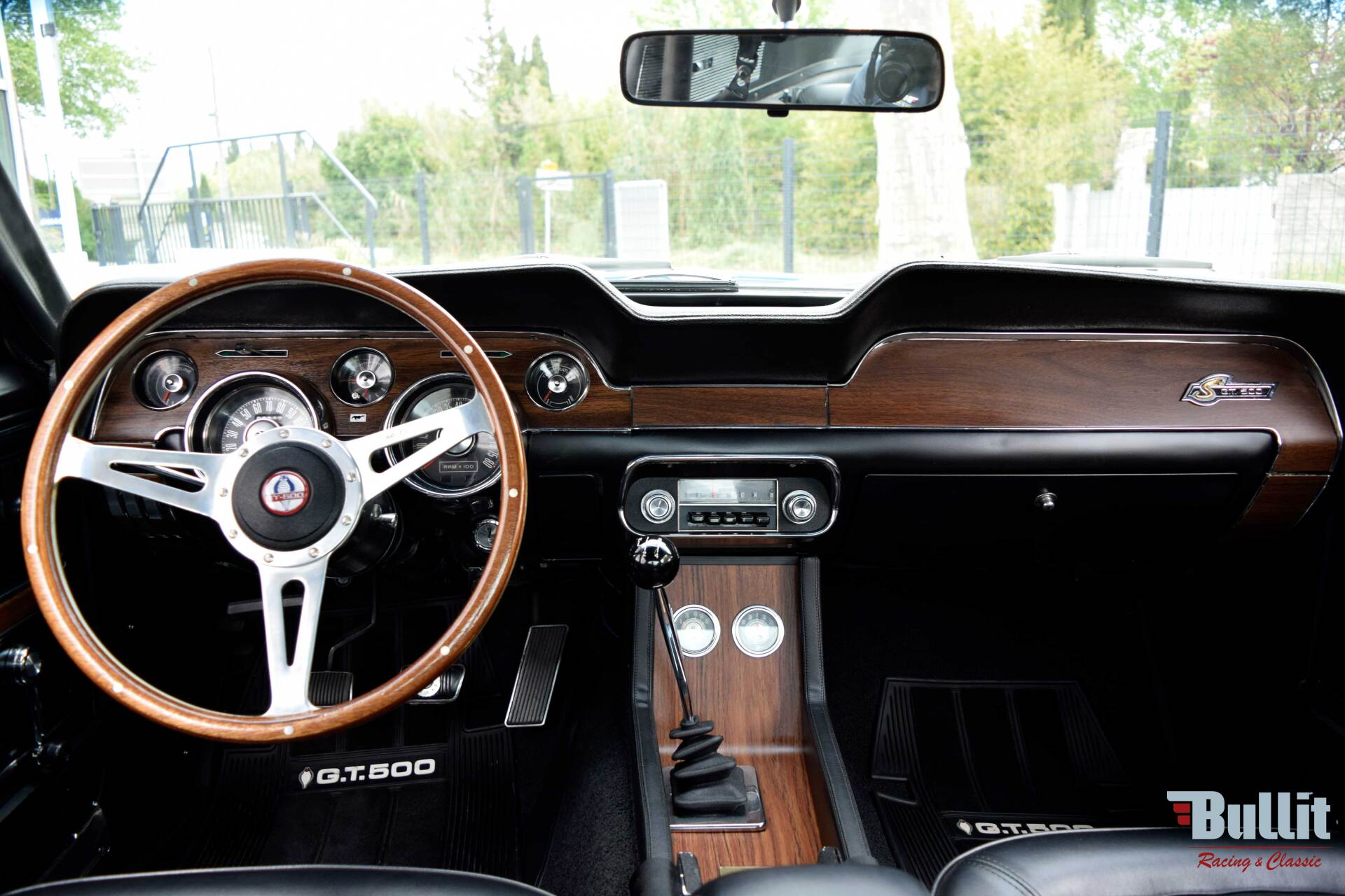 tableau de bord de Mustang SHELBY GT 500 de 1968 blanche avec bandes bleues