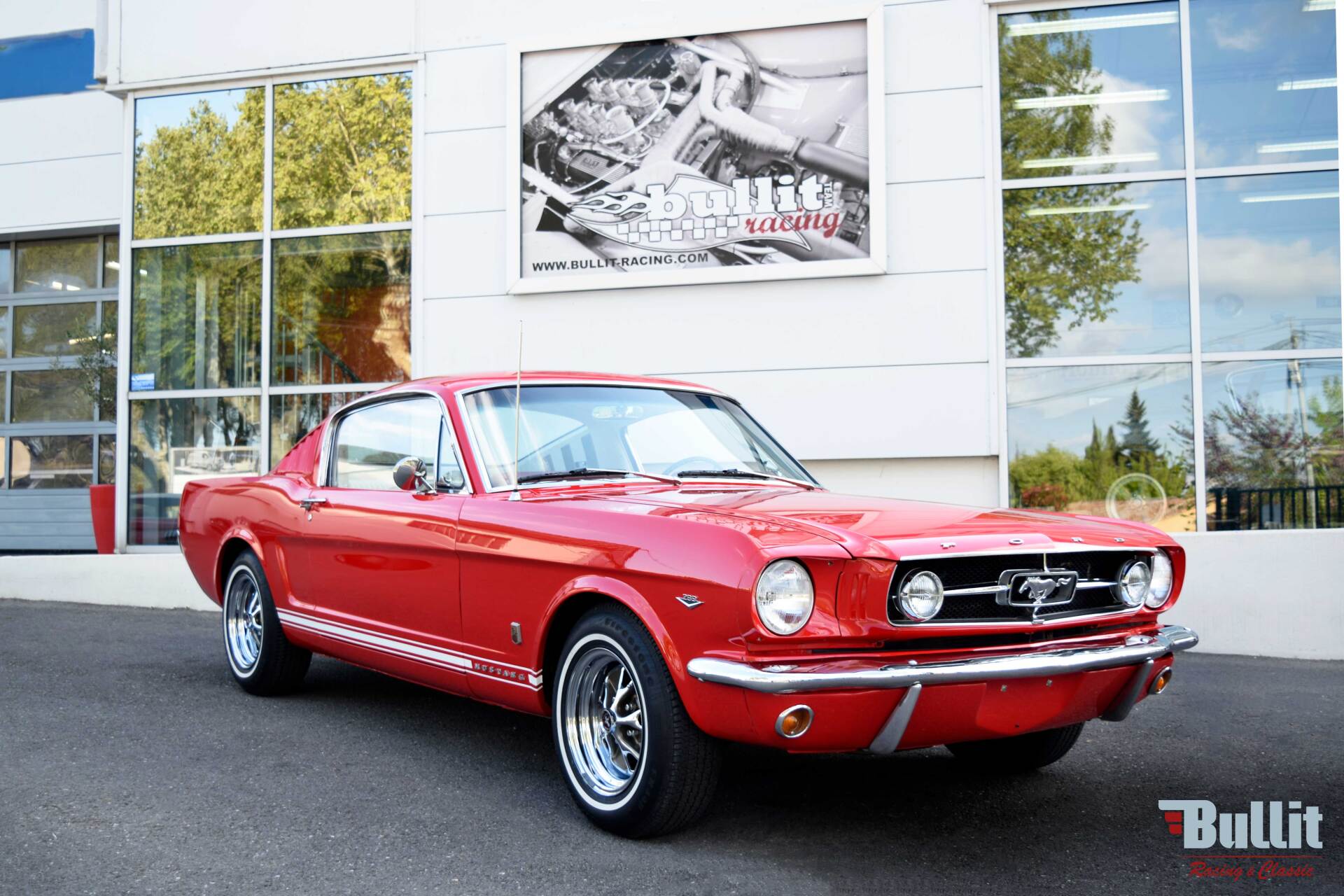 Ford Mustang fastback GT rouge intérieur blanc de 1965