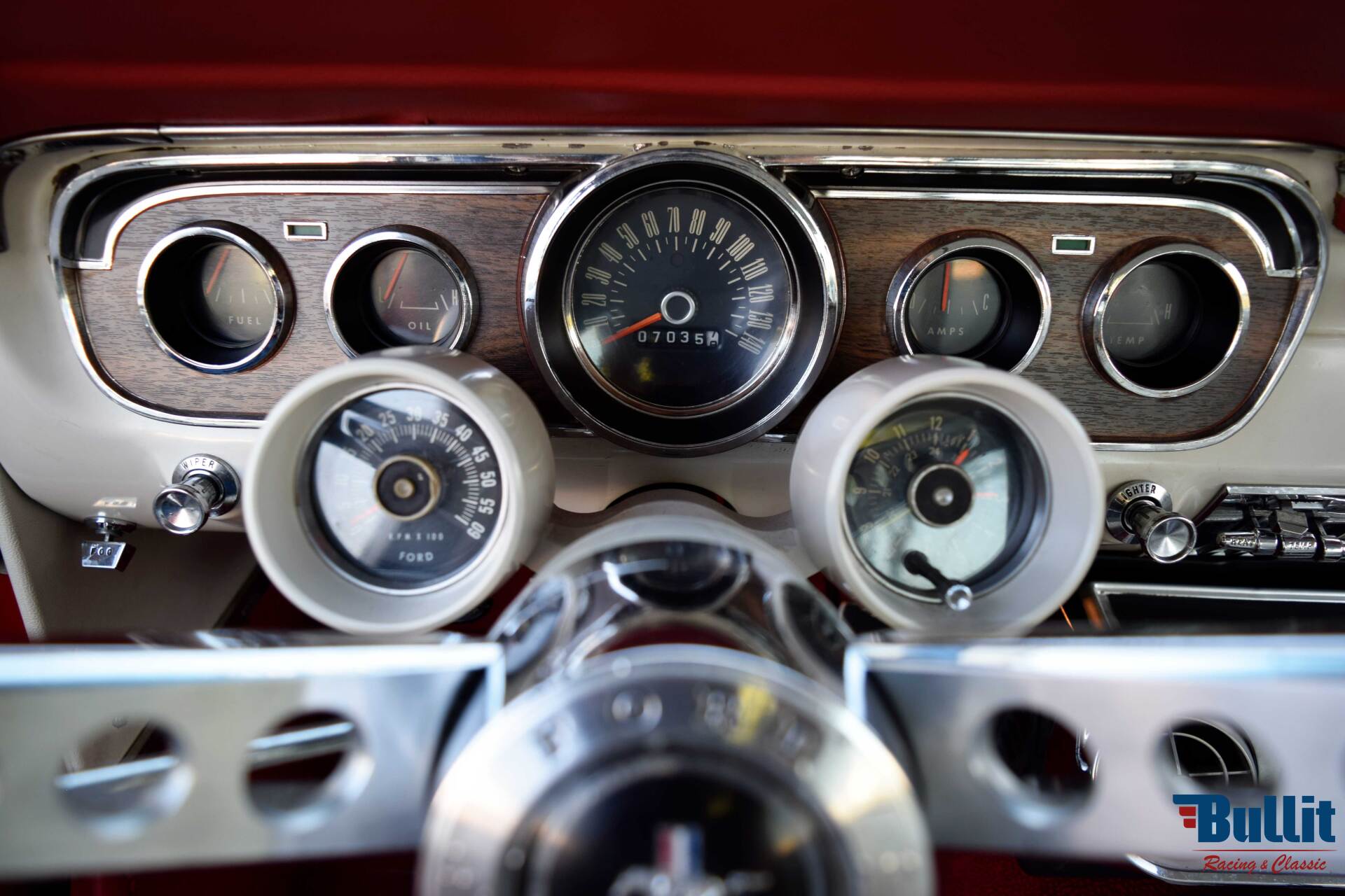 compteurs et Rally-Pac de Ford Mustang 2+2 Fastback GT rouge de 1965