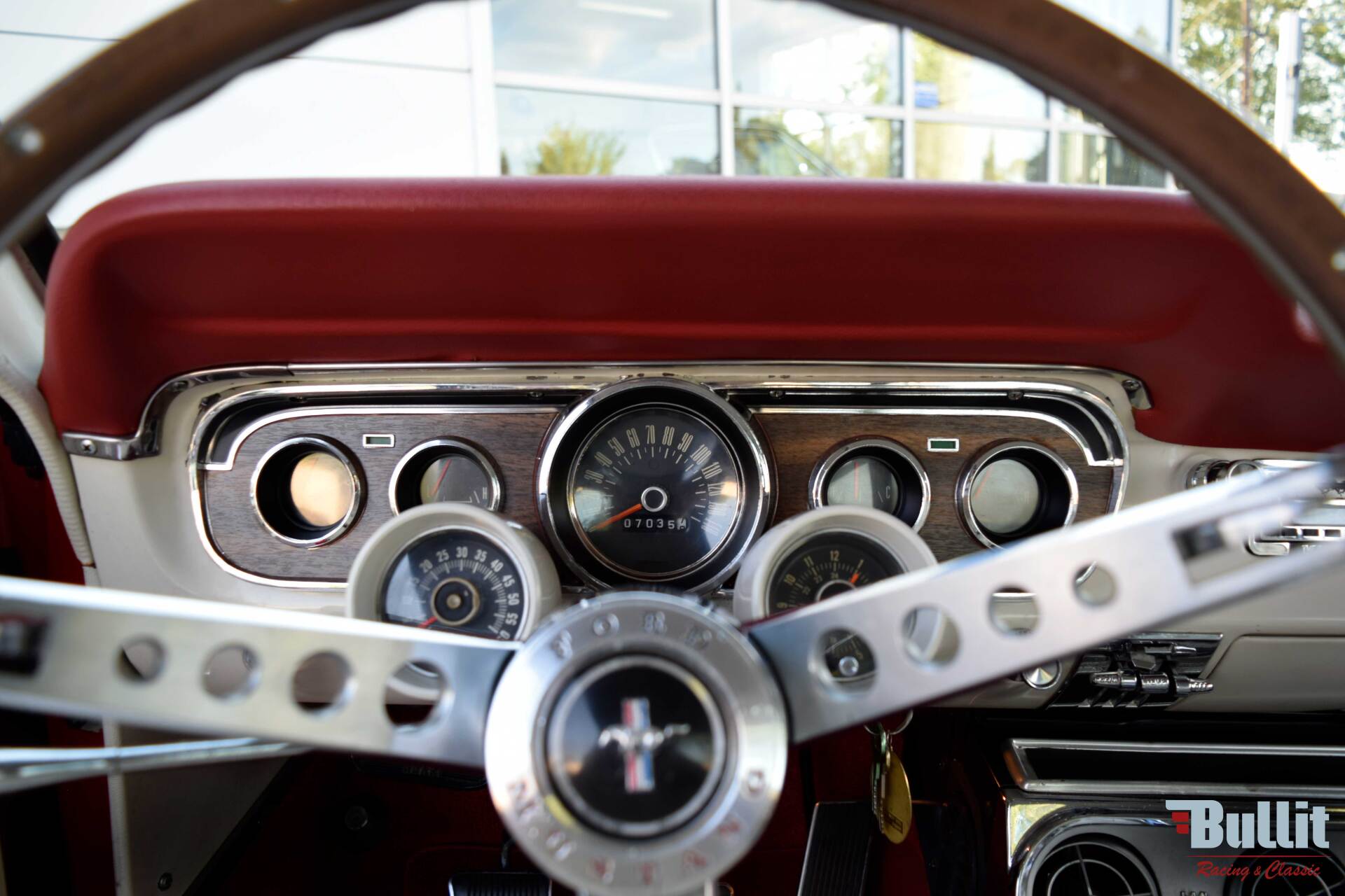 Compteurs et Rally-Pac de Ford Mustang 2+2 Fastback GT rouge de 1965