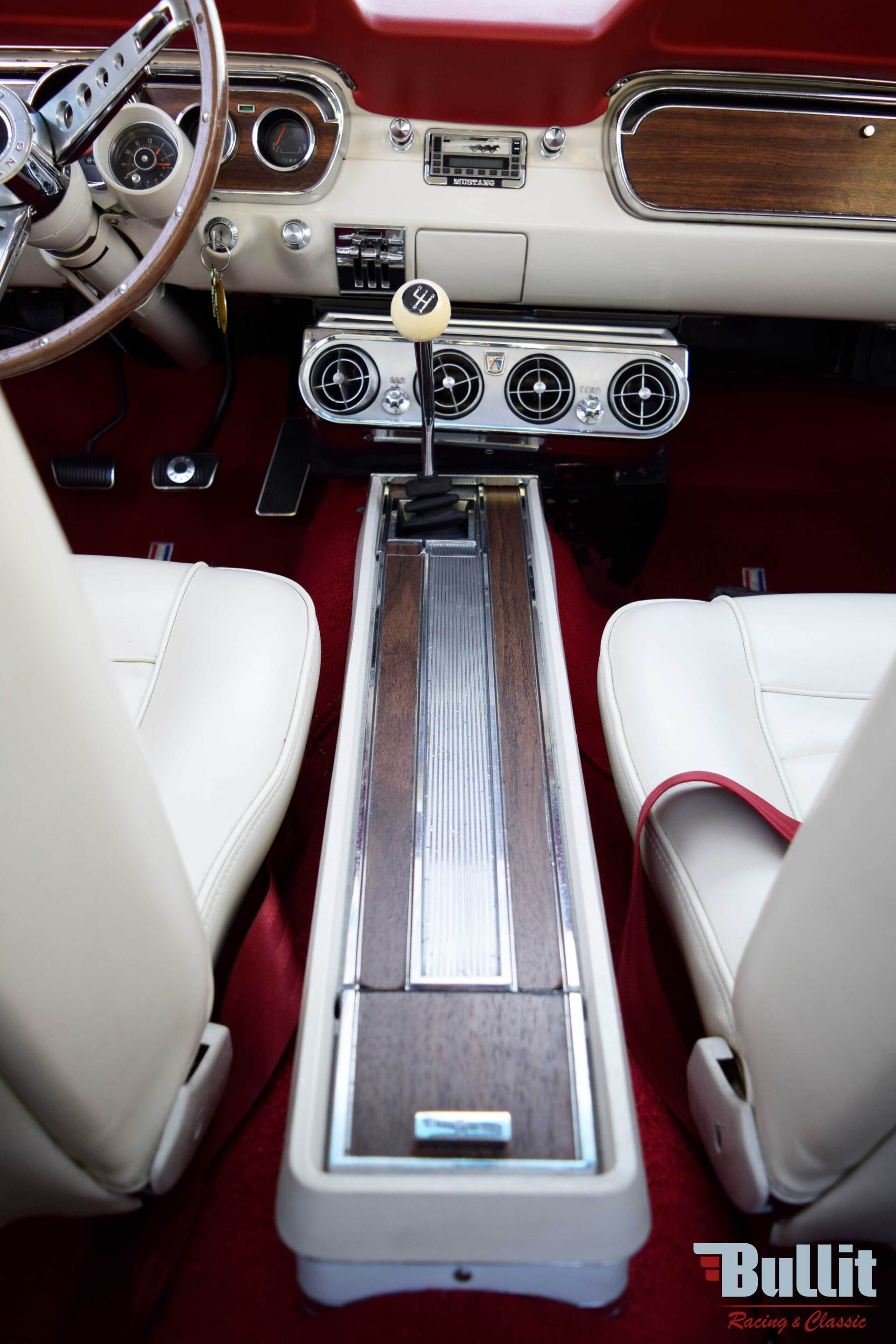 Console sport de Ford Mustang 2+2 Fastback GT rouge de 1965