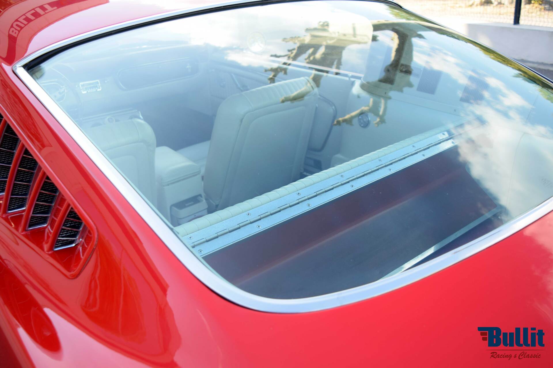 Pare brise arrière de Ford Mustang 2+2 Fastback GT rouge de 1965