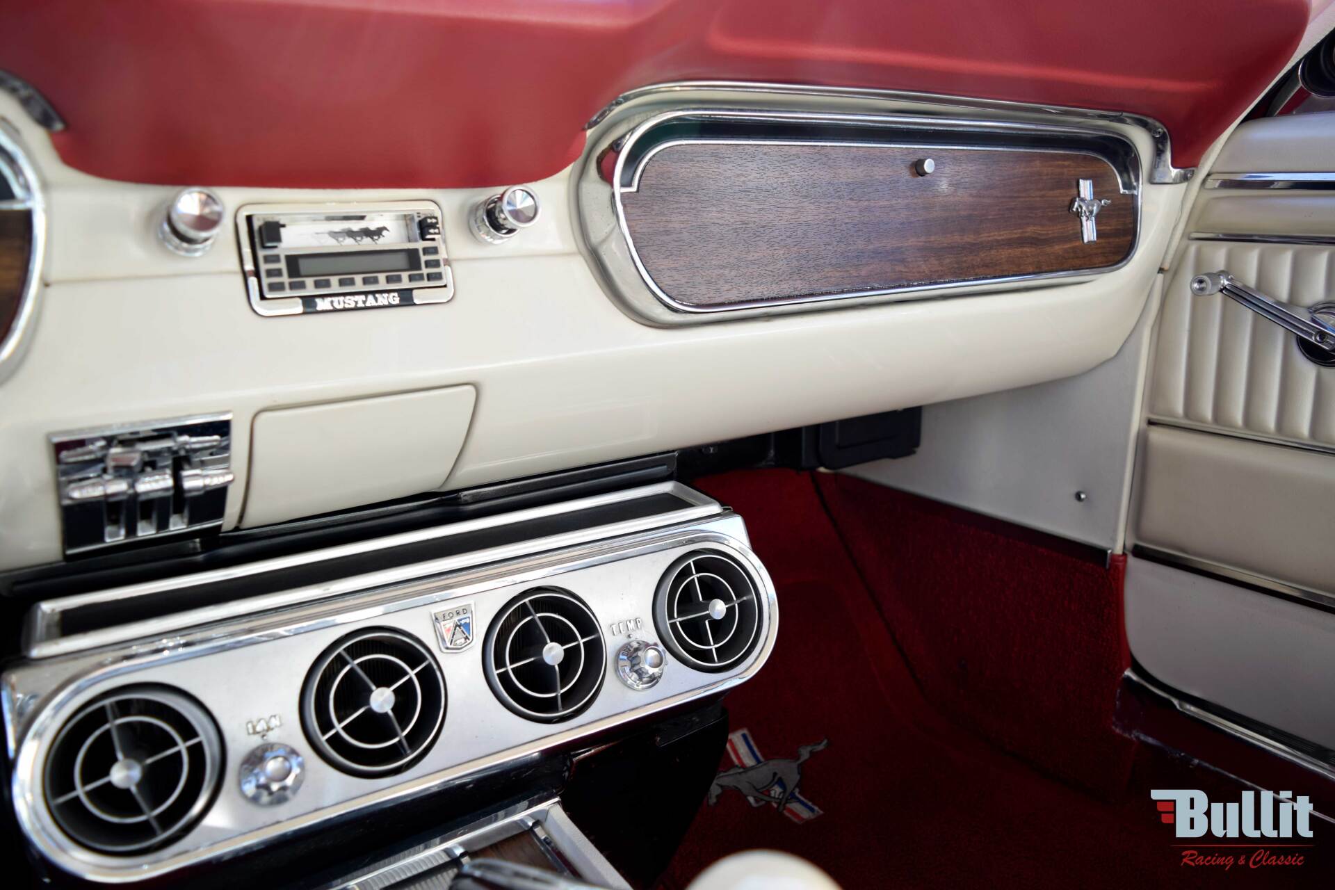 Tableau de bord de Ford Mustang 2+2 Fastback GT rouge de 1965