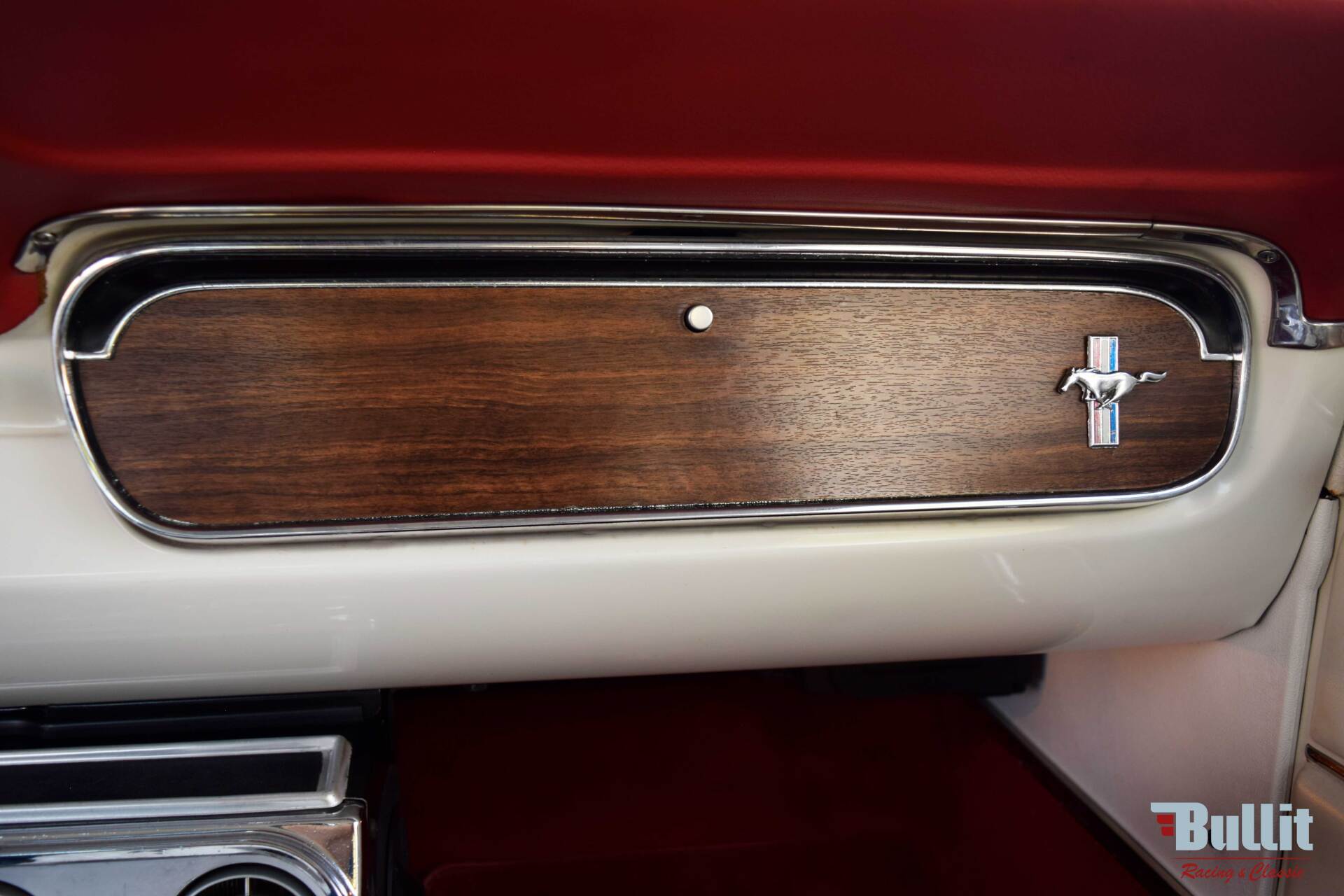 boite à gants de Ford Mustang 2+2 Fastback GT rouge de 1965