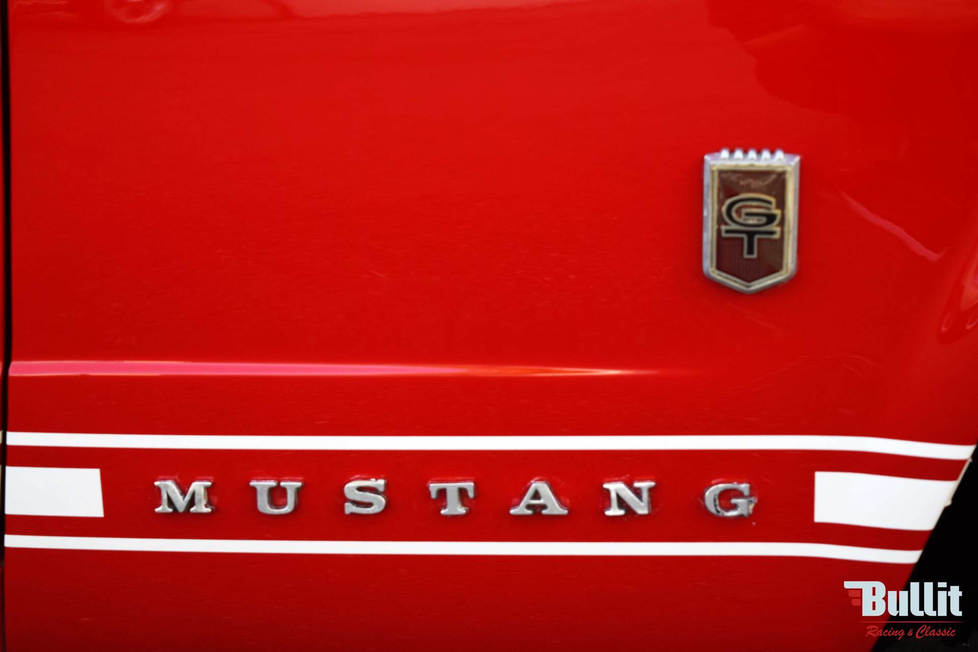 Logo GT de Ford Mustang 2+2 Fastback GT rouge de 1965