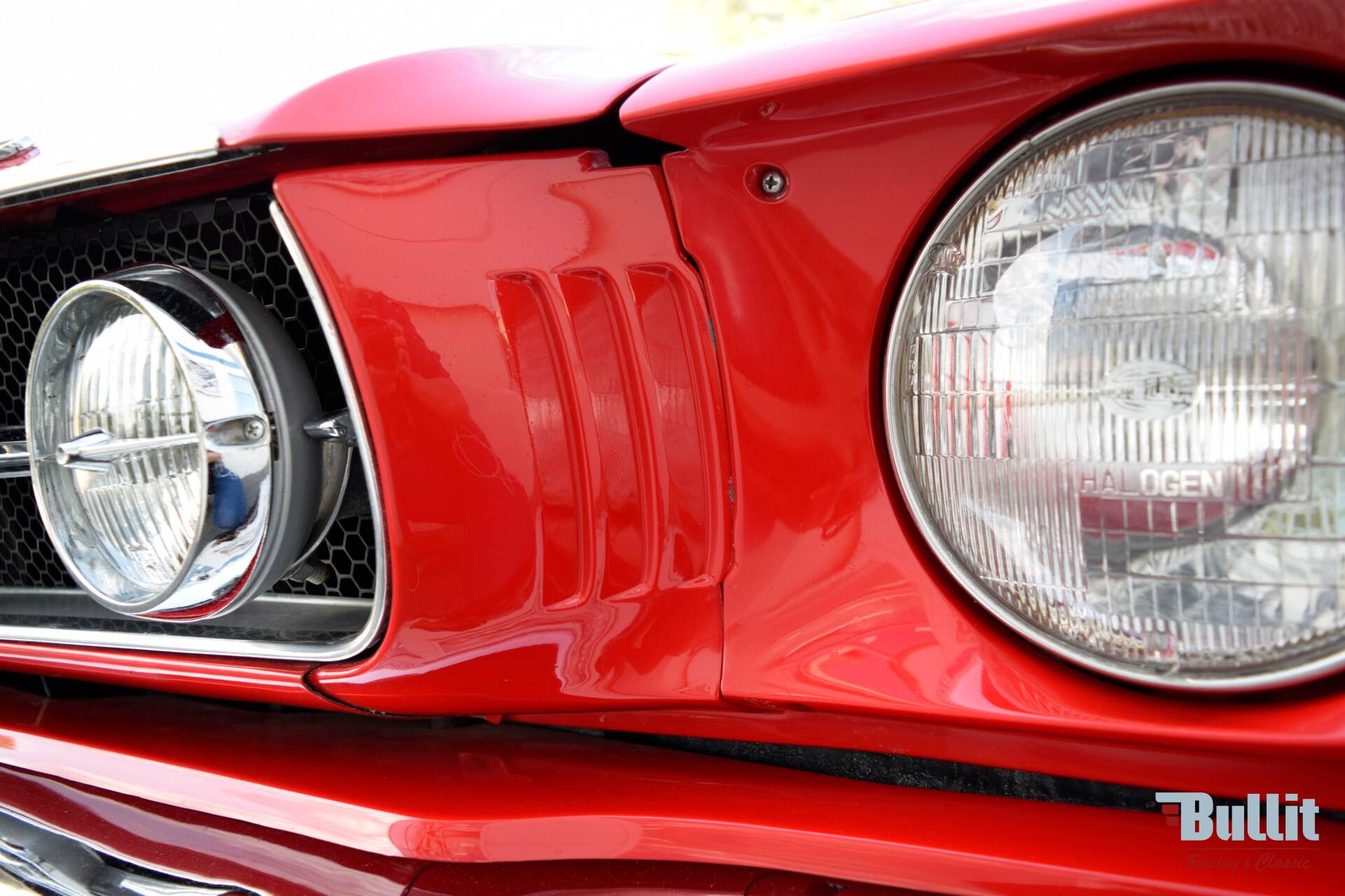 Détail phare avant de Ford Mustang 2+2 Fastback GT rouge de 1965