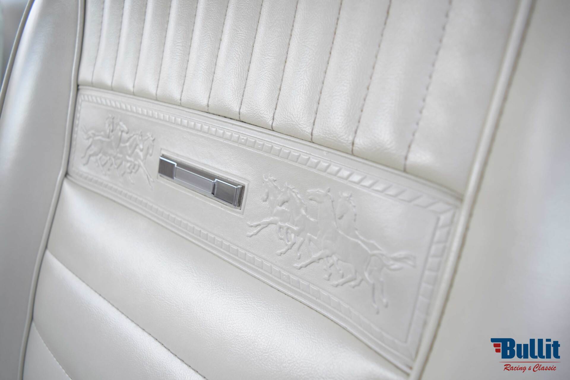 Détail siège Pony de Ford Mustang 2+2 Fastback GT rouge de 1965