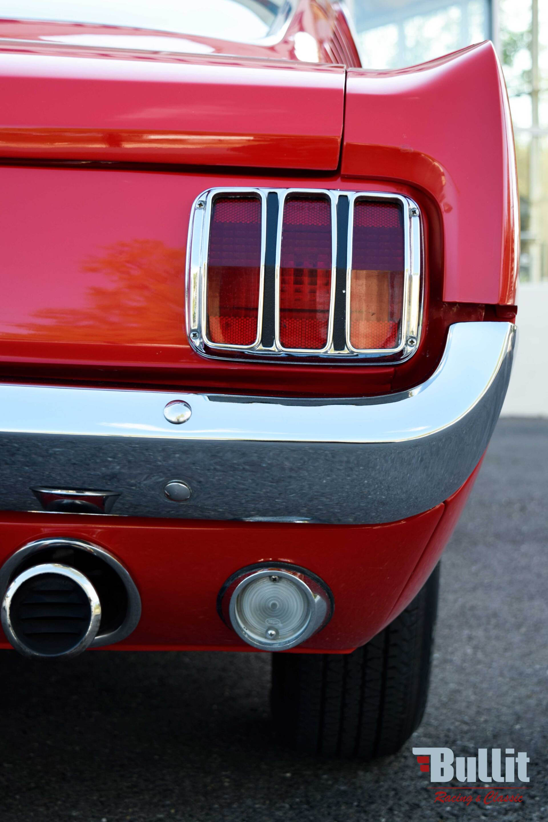 Feux arrière droit de Ford Mustang 2+2 Fastback GT rouge de 1965