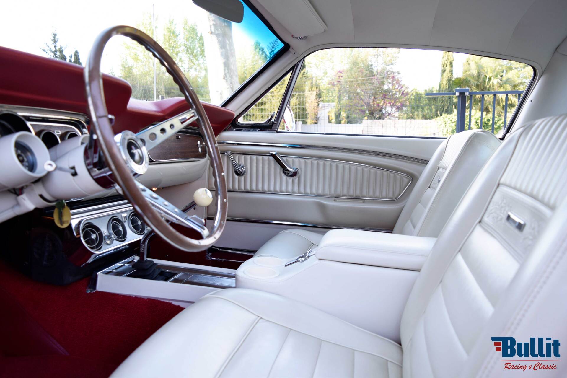 Intérieur de Ford Mustang 2+2 Fastback GT rouge de 1965