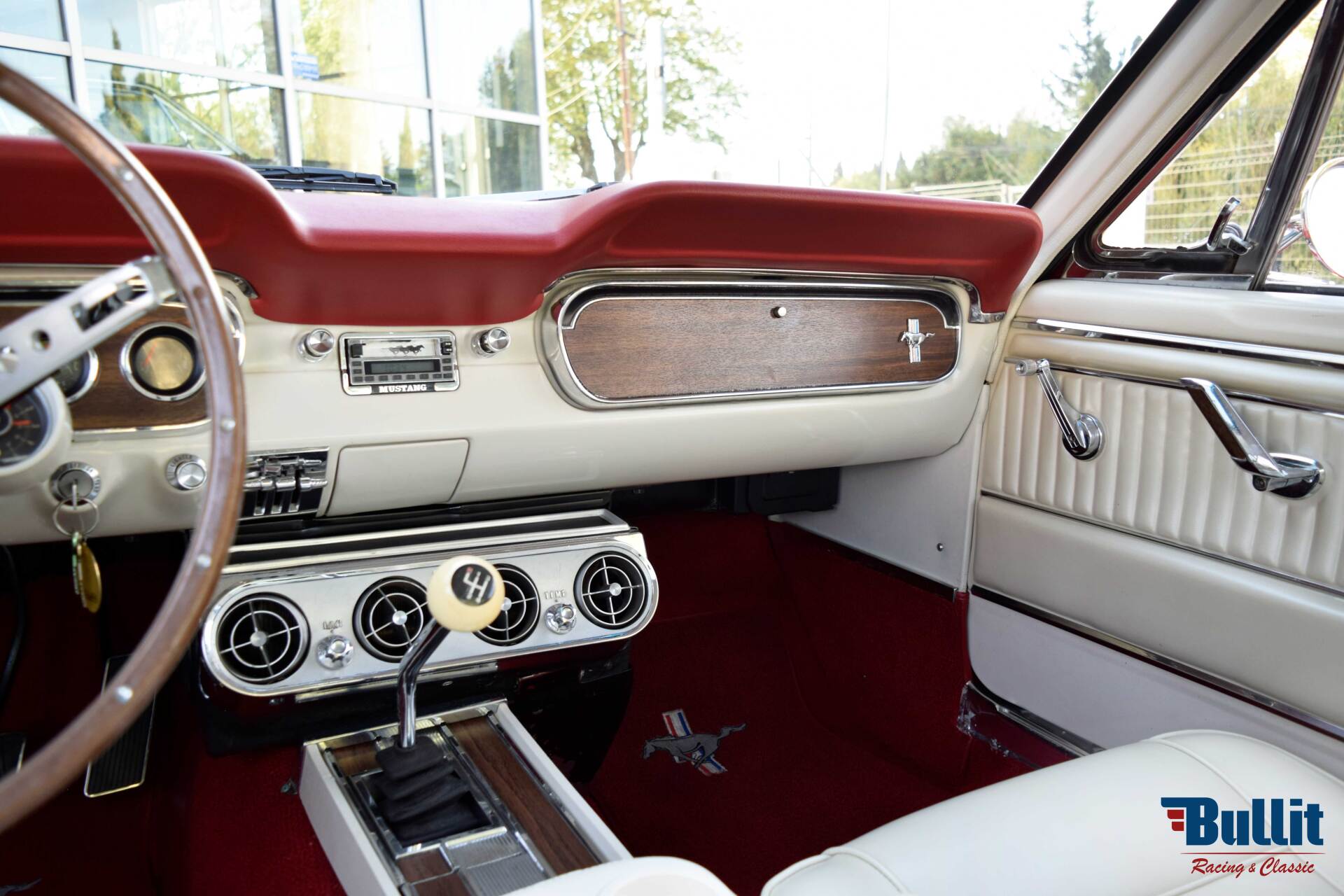 détail tableau de bord de Ford Mustang 2+2 Fastback GT rouge de 1965