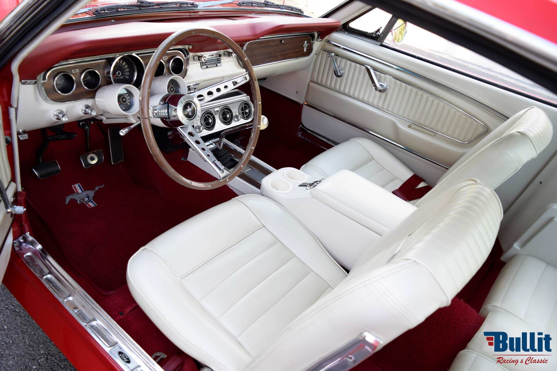 Intérieur de Ford Mustang 2+2 Fastback GT rouge de 1965
