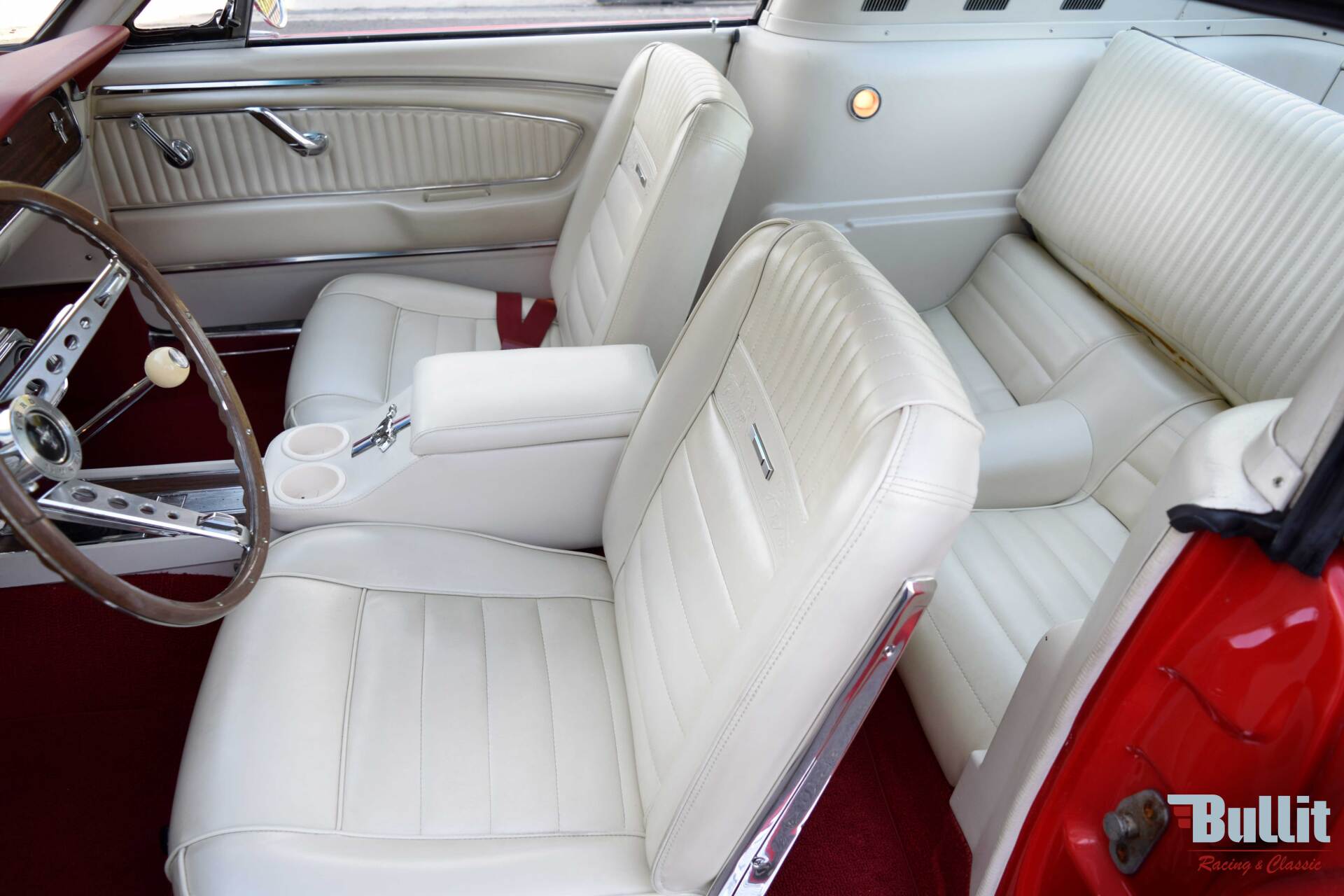 intérieur de Ford Mustang 2+2 Fastback GT rouge de 1965