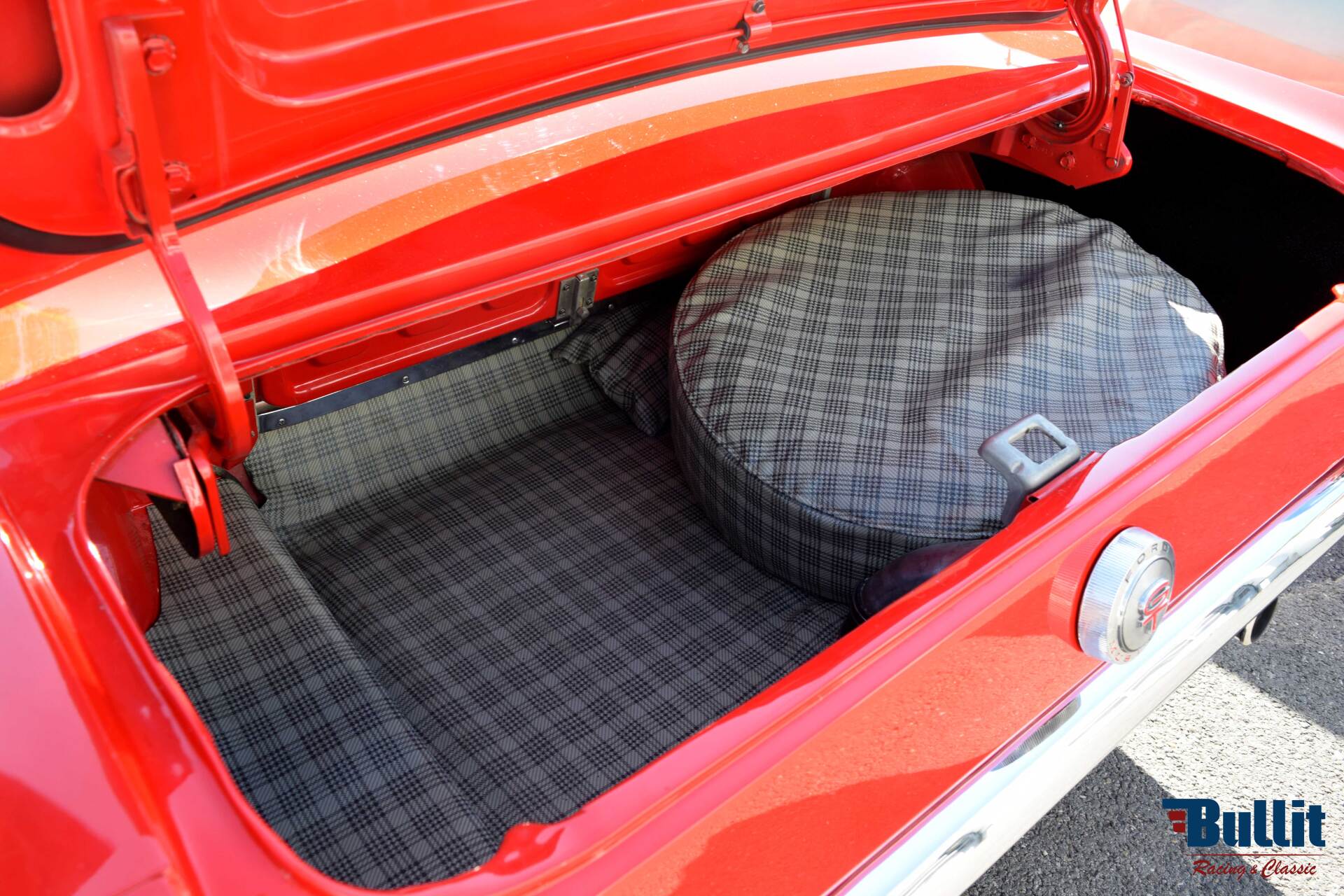 Malle arrière de Ford Mustang 2+2 Fastback GT rouge de 1965