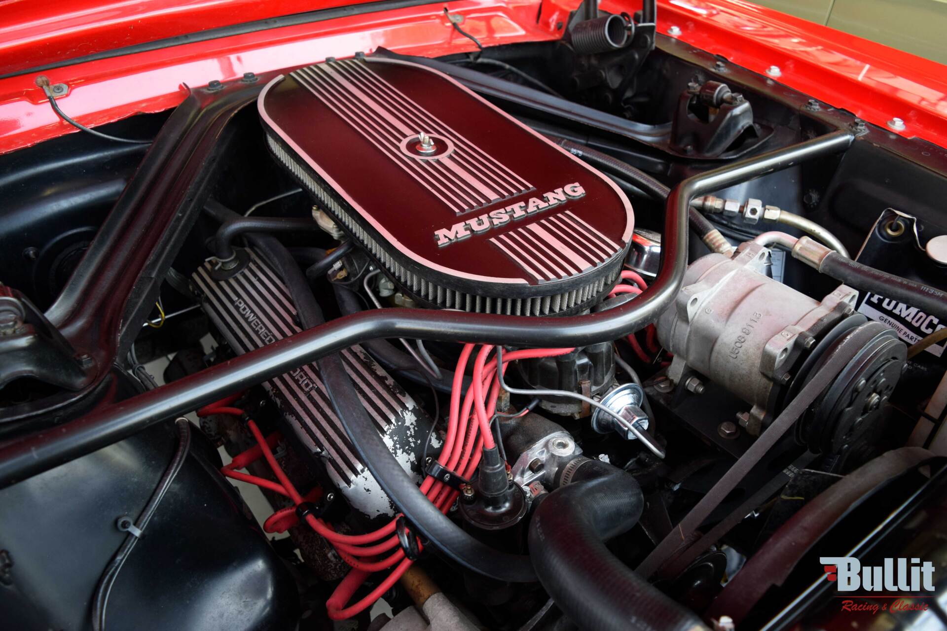 moteur de Ford Mustang 2+2 Fastback GT rouge de 1965