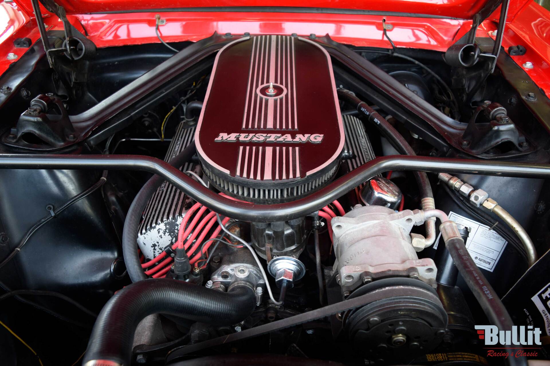 Moteur de Ford Mustang 2+2 Fastback GT rouge de 1965