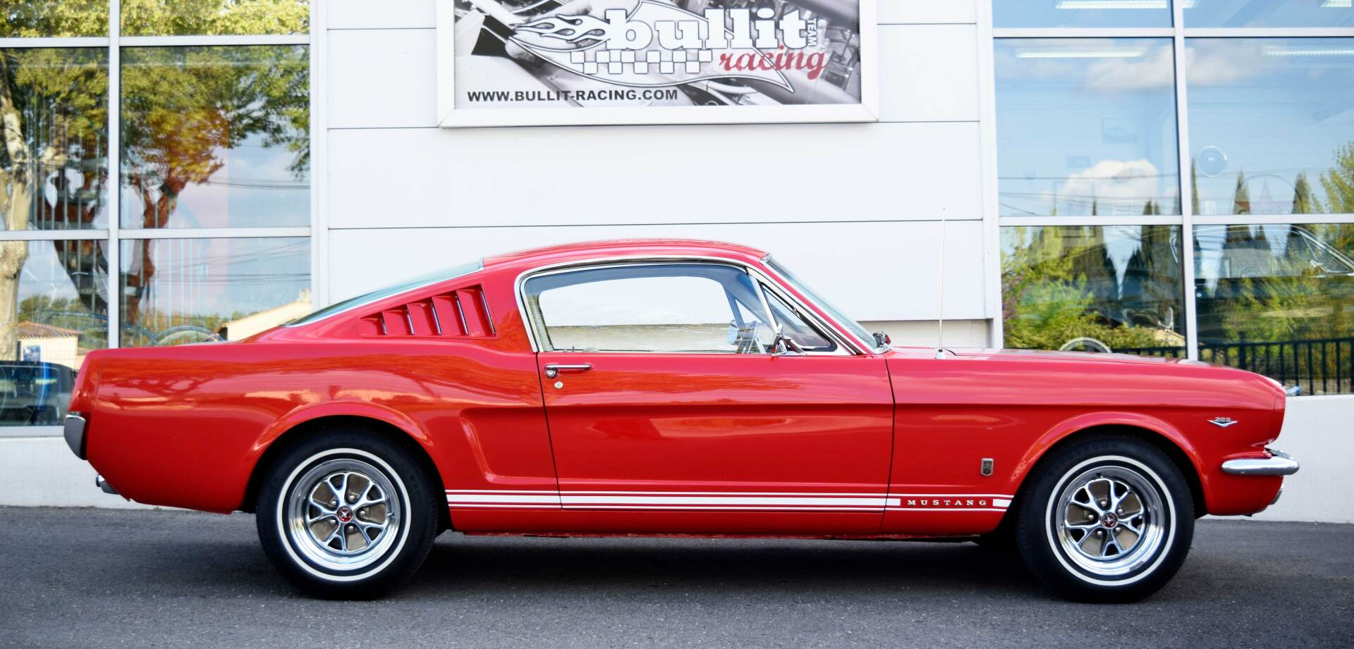 Mustang 2+2 fastback GT rouge de 1965